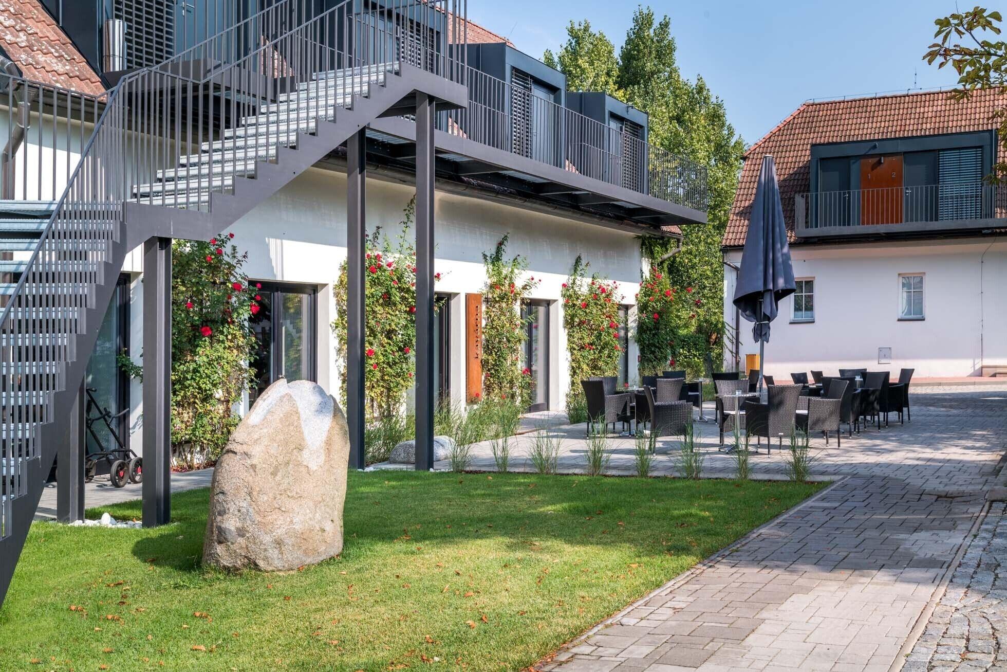 Vista Exterior Yard Resort