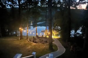 Alquiler Vacacional - Lake Loop Retreat w/Movie Theater & Private Dock