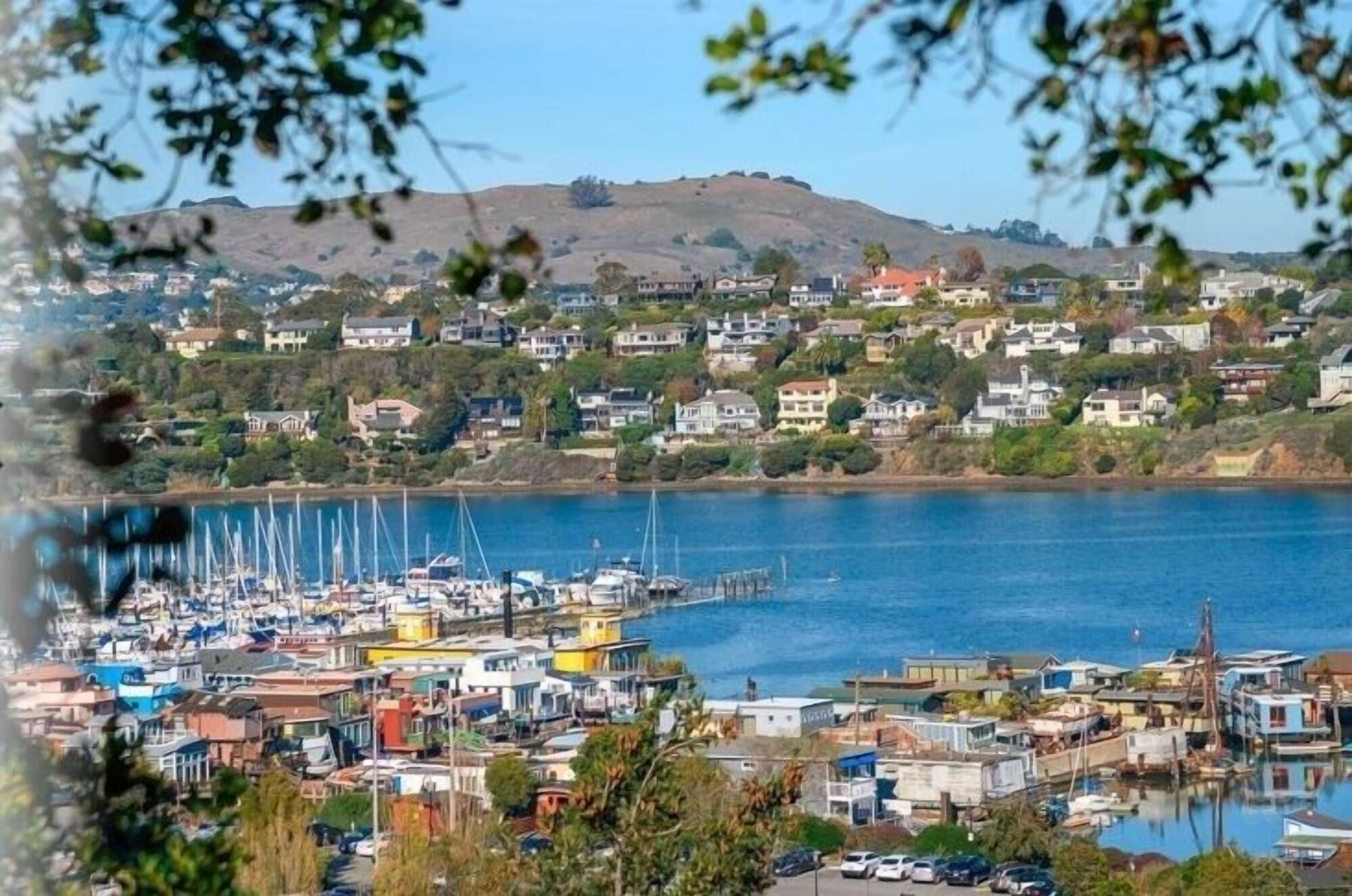 Vista Exterior By The Bay! Treehouse Feel 2br In Sausalito 2 Bedroom Condo by RedAwning