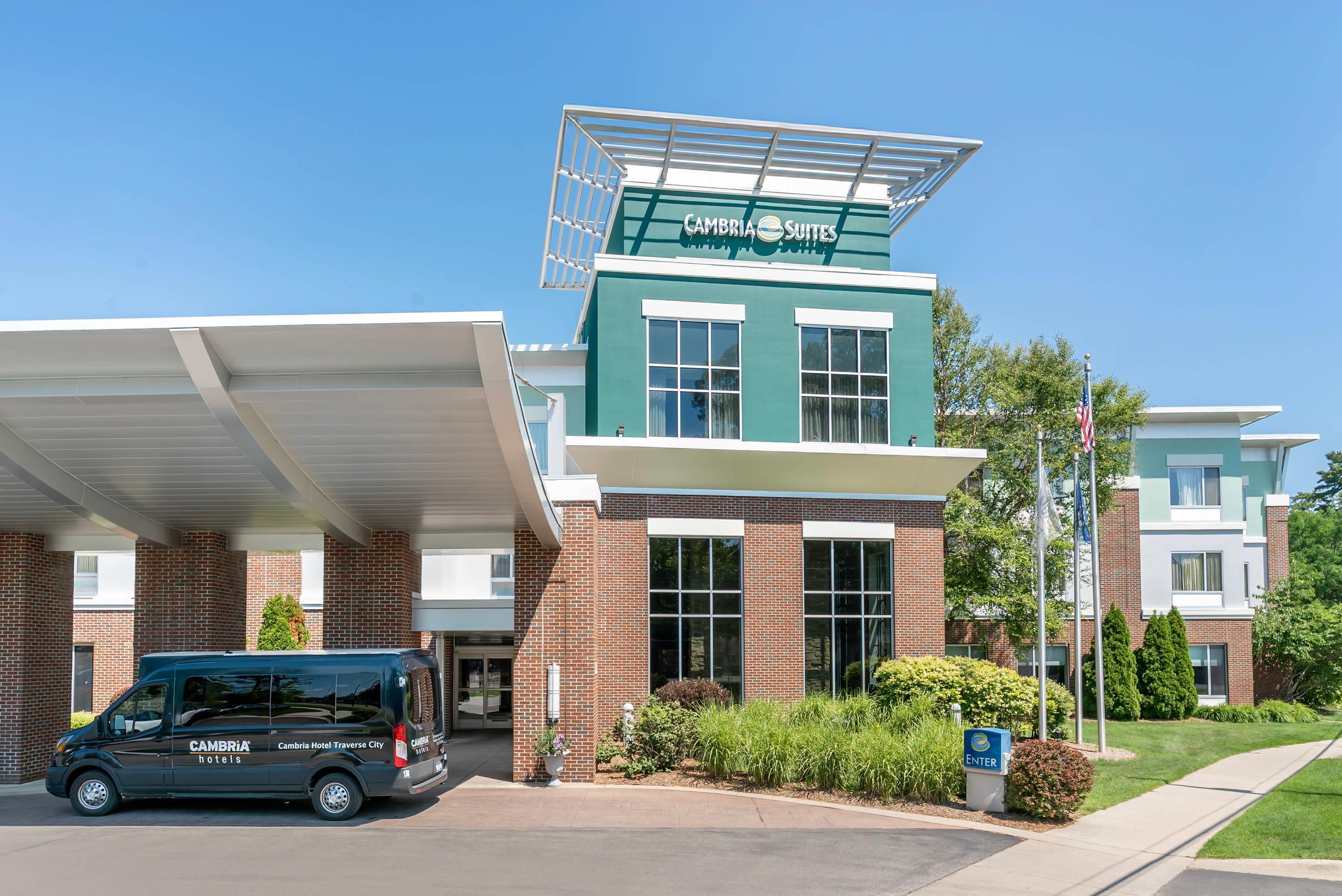 Vista Exterior Cambria Hotel Traverse City