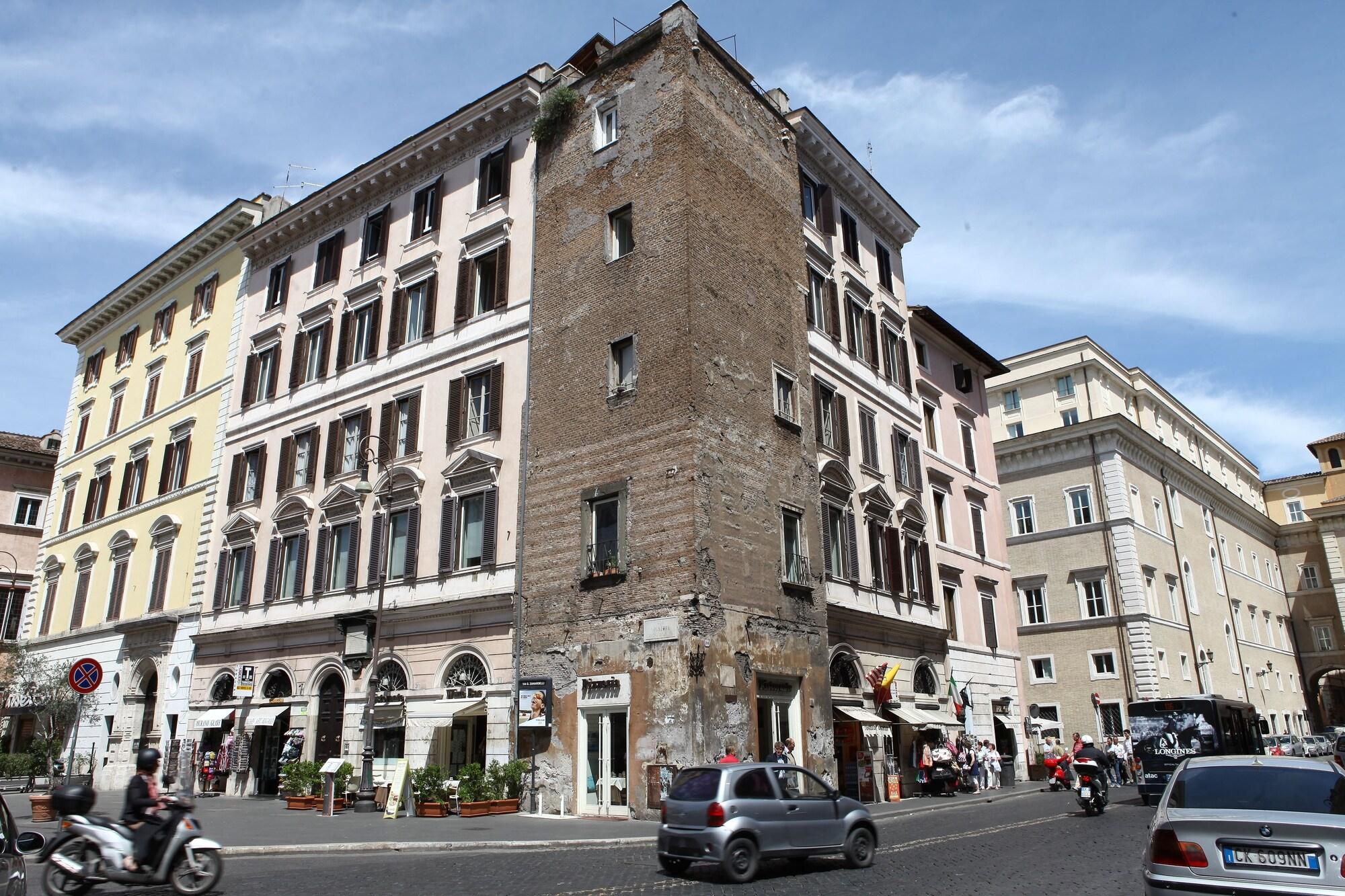 Vista Exterior Suite Art Navona