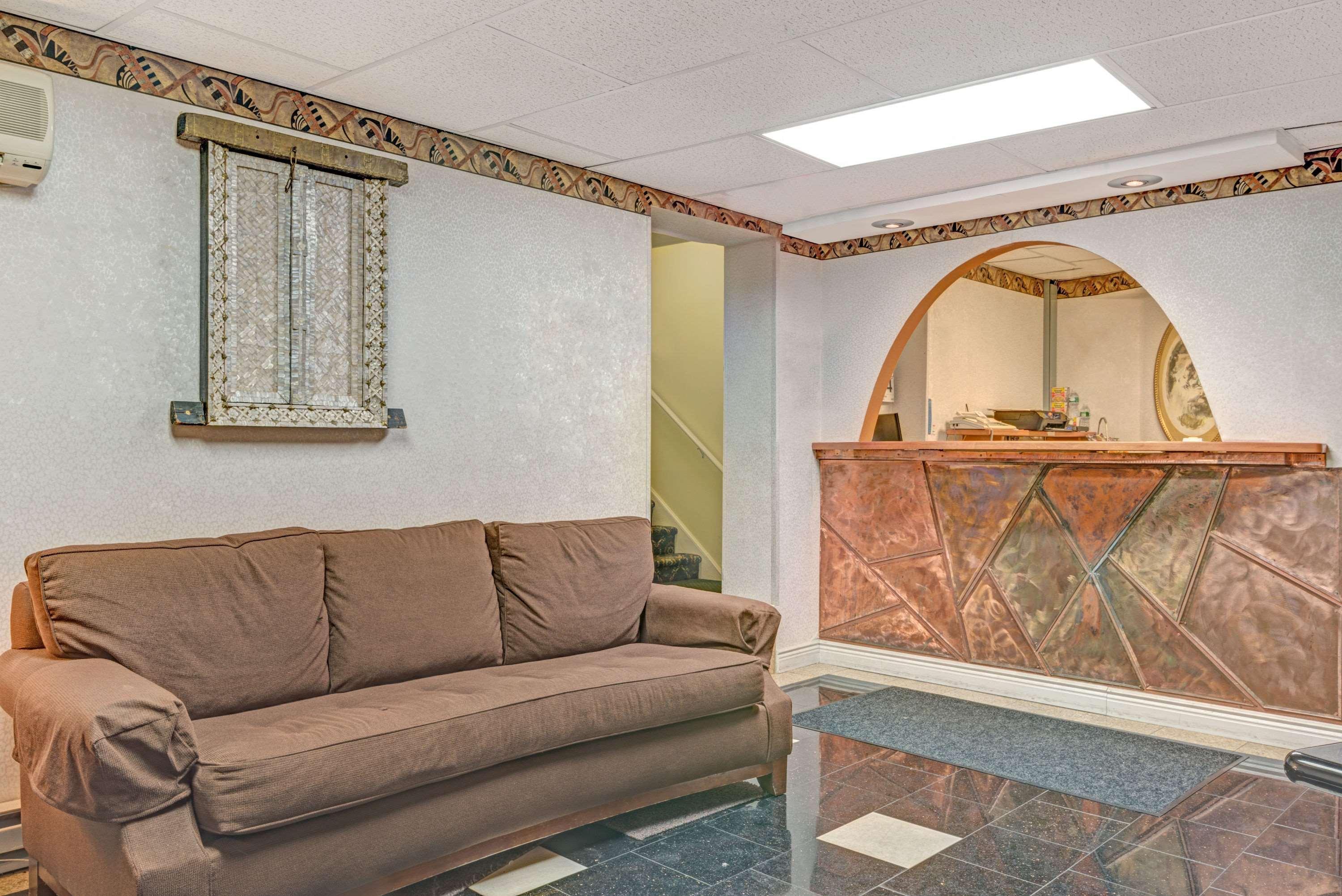 Vista Lobby Days Inn by Wyndham Ridgefield