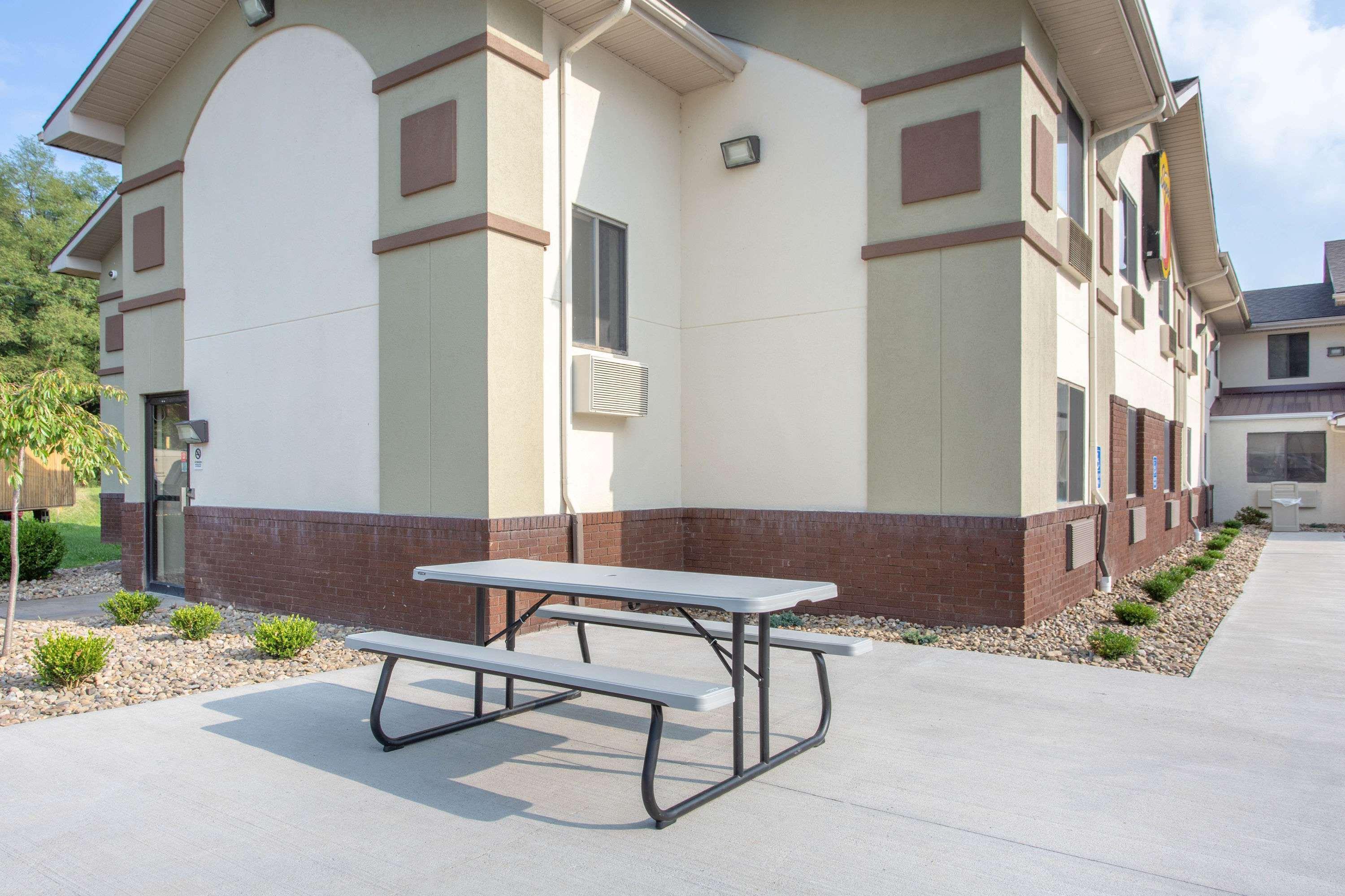 Vista Exterior Super 8 by Wyndham Weston WV