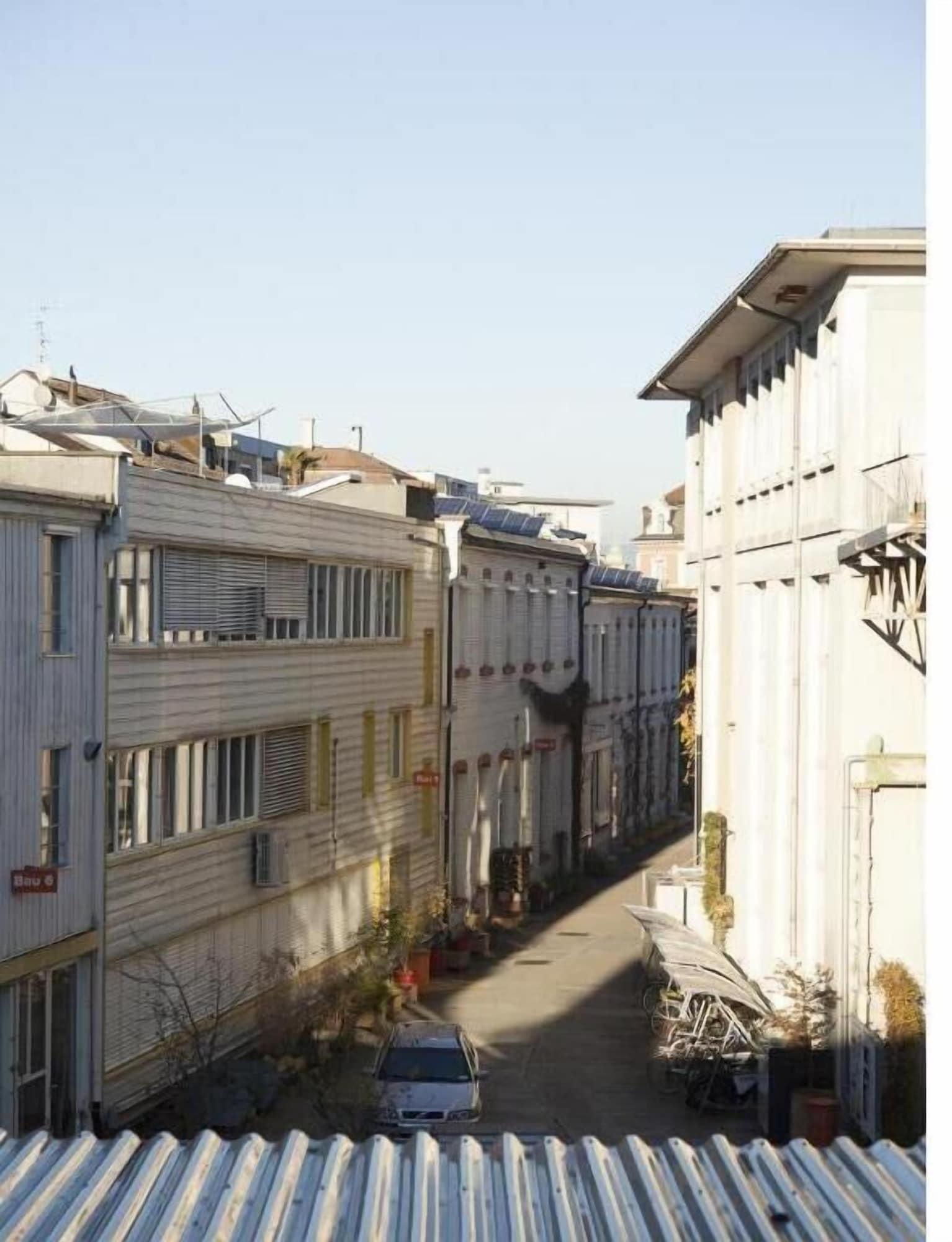 Vista Exterior Basel Backpack - Hostel