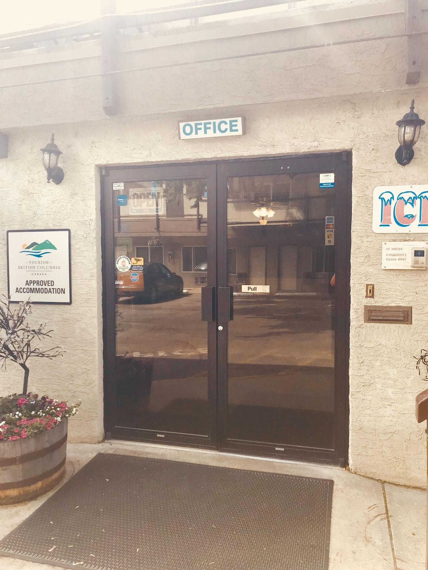 Vista Lobby Tiki Shores