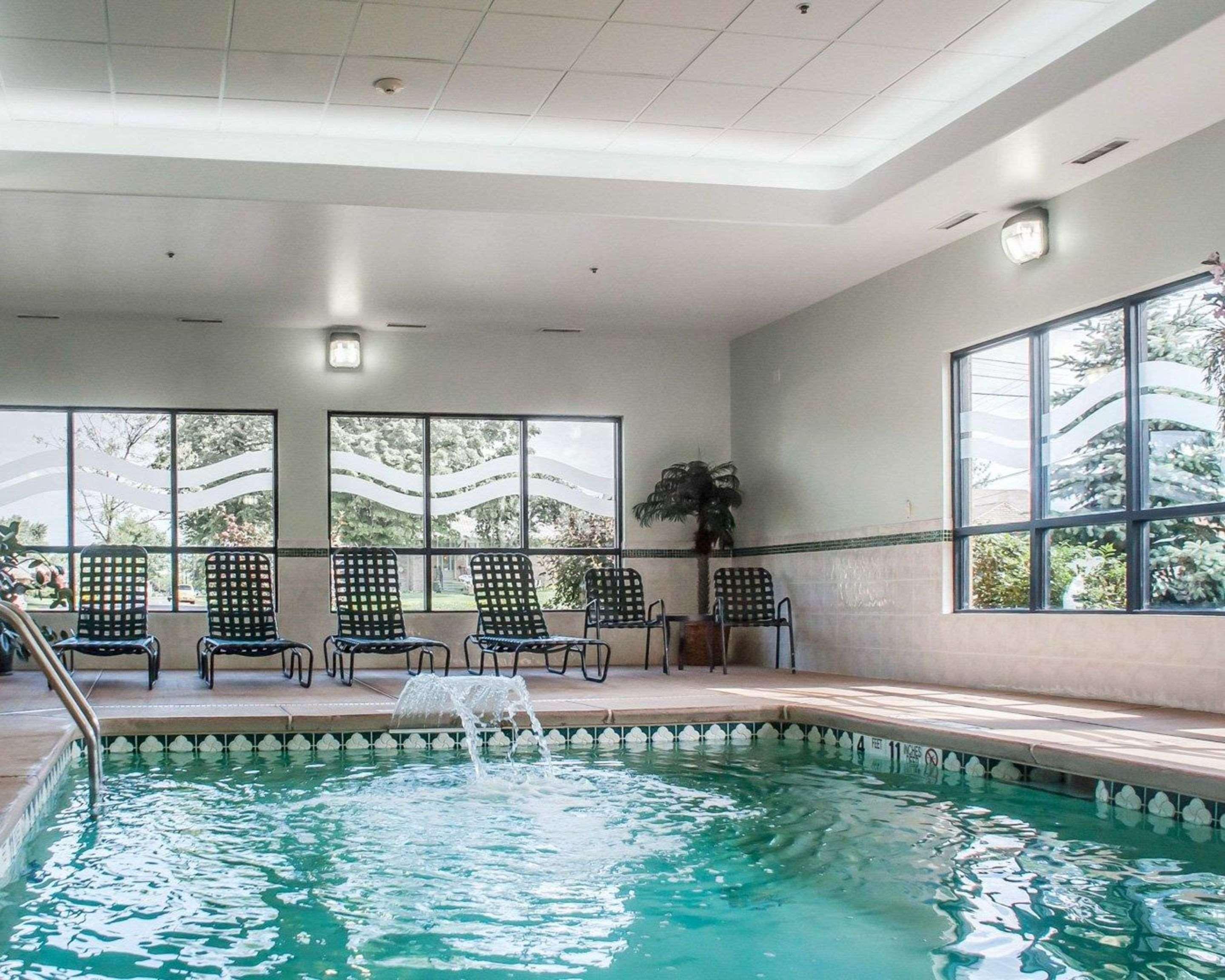 Vista Piscina Quality Inn Near Walden Galleria Mal