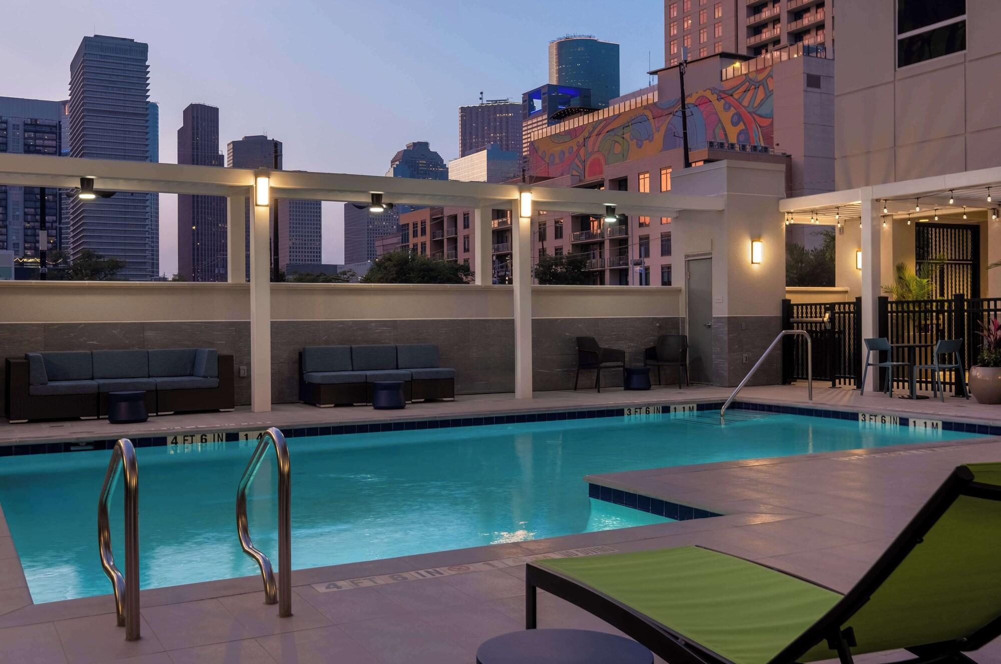 Vista Piscina Tru by Hilton Houston Downtown Convention Center