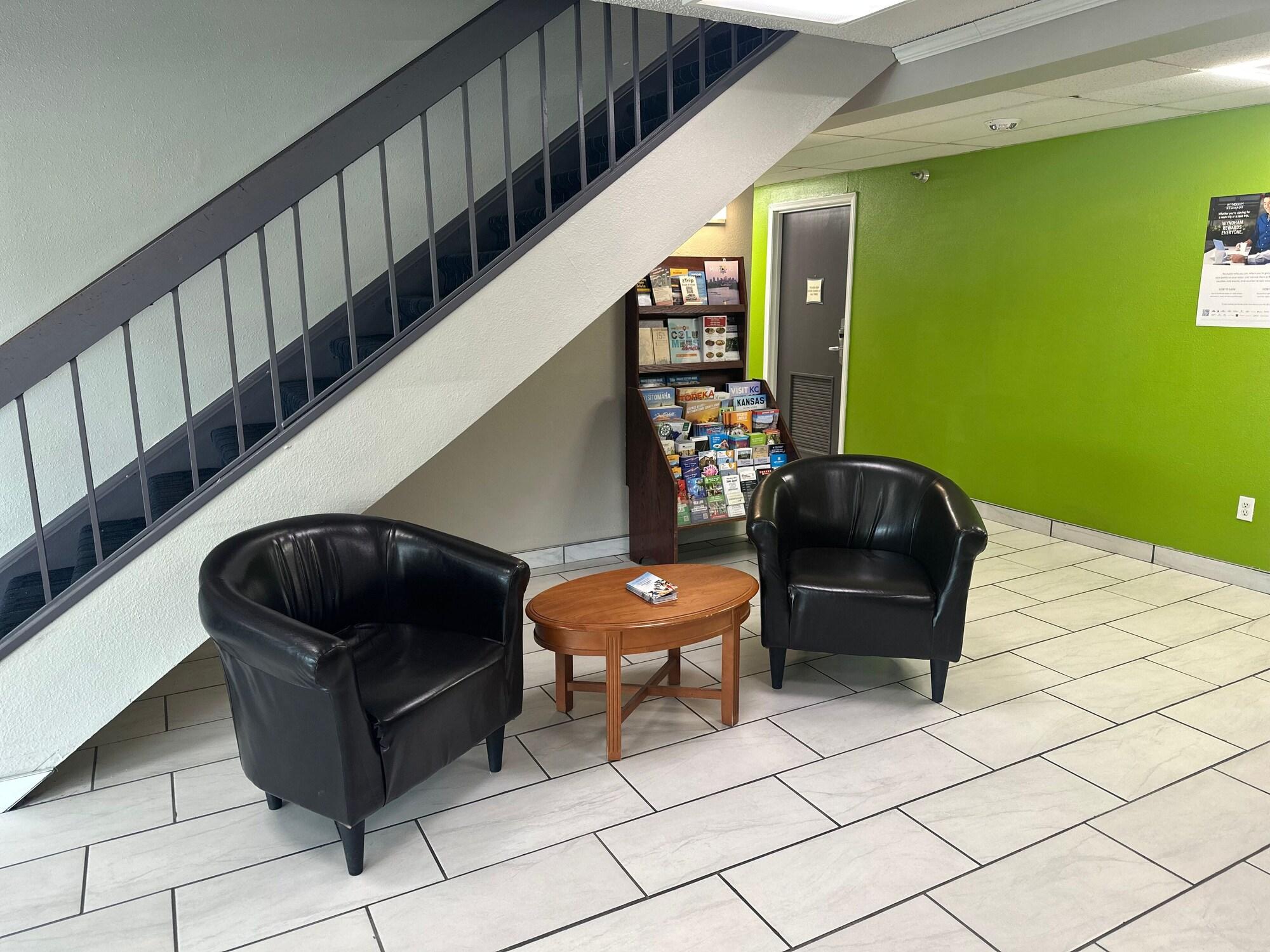 Vista Lobby La Quinta Inn by Wyndham Omaha Southwest