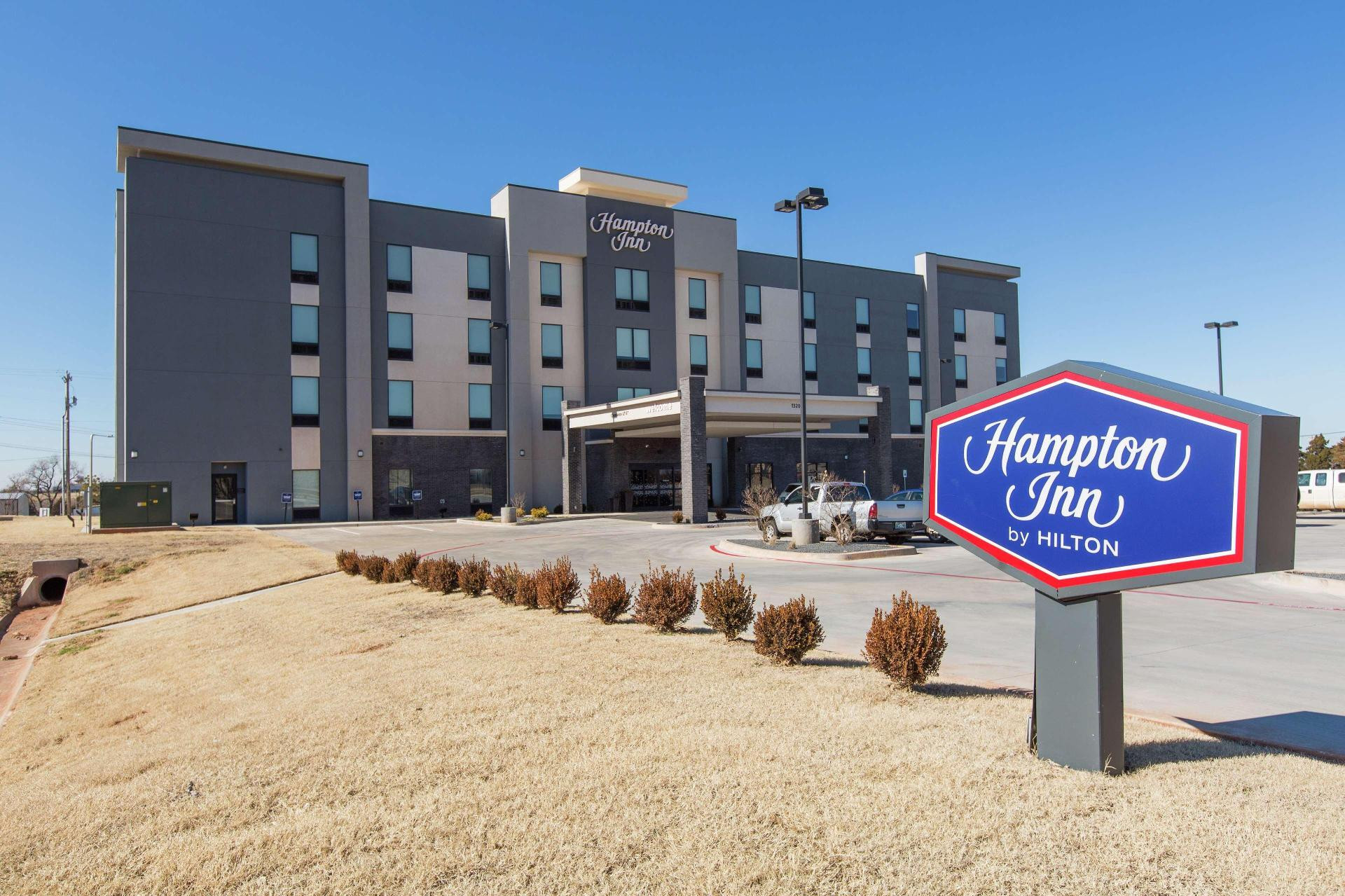 Vista Exterior Hampton Inn Mustang