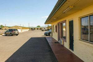 Alojamiento - Hwy.Express Inn & Suites