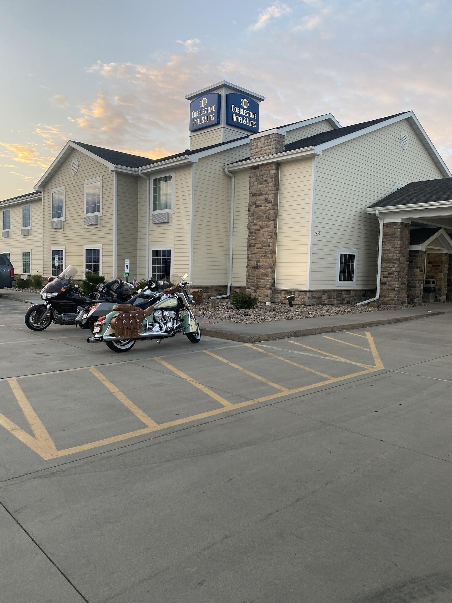 Vista Exterior Cobblestone Hotel & Suites – Broken Bow