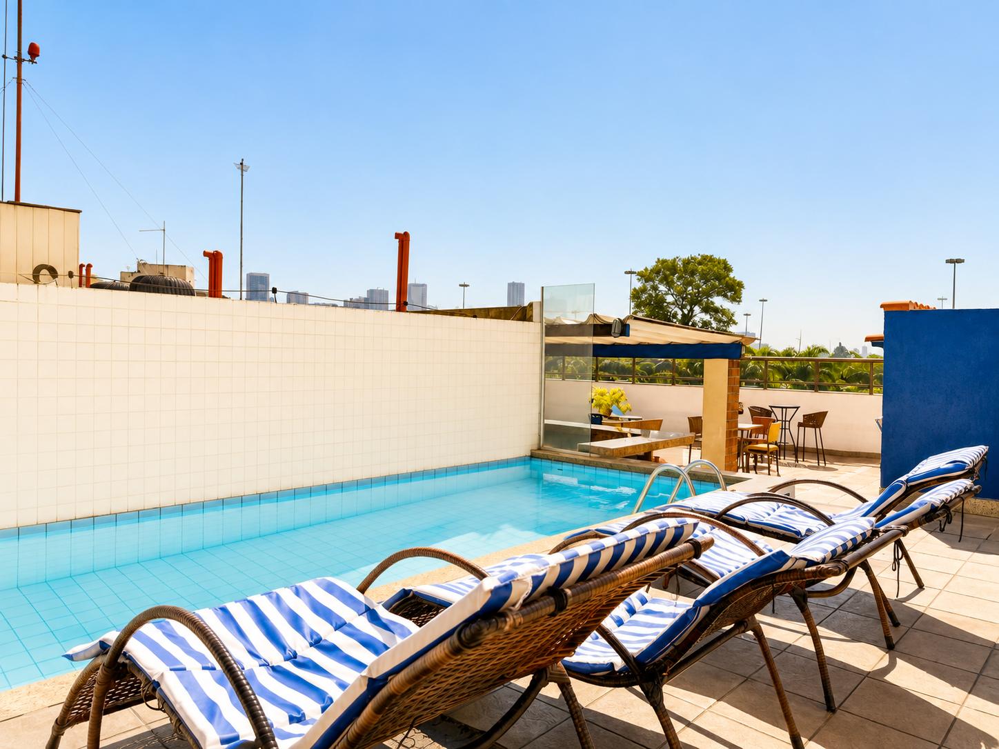 Vista Piscina Hotel Golden Park Rio de Janeiro Aeroporto By Nacional Inn