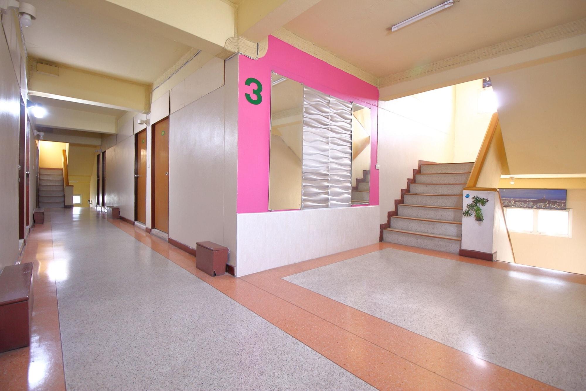 Varios Gedkanok Apartment