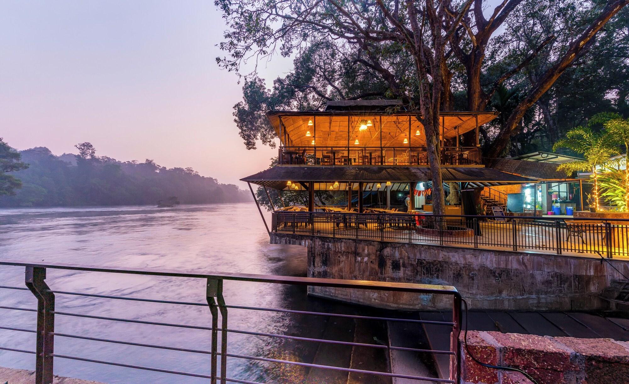 Varios Silverbill Resorts