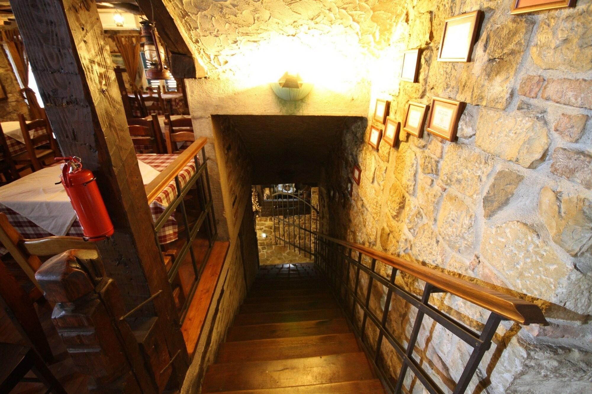 Varios XIV Century rooms