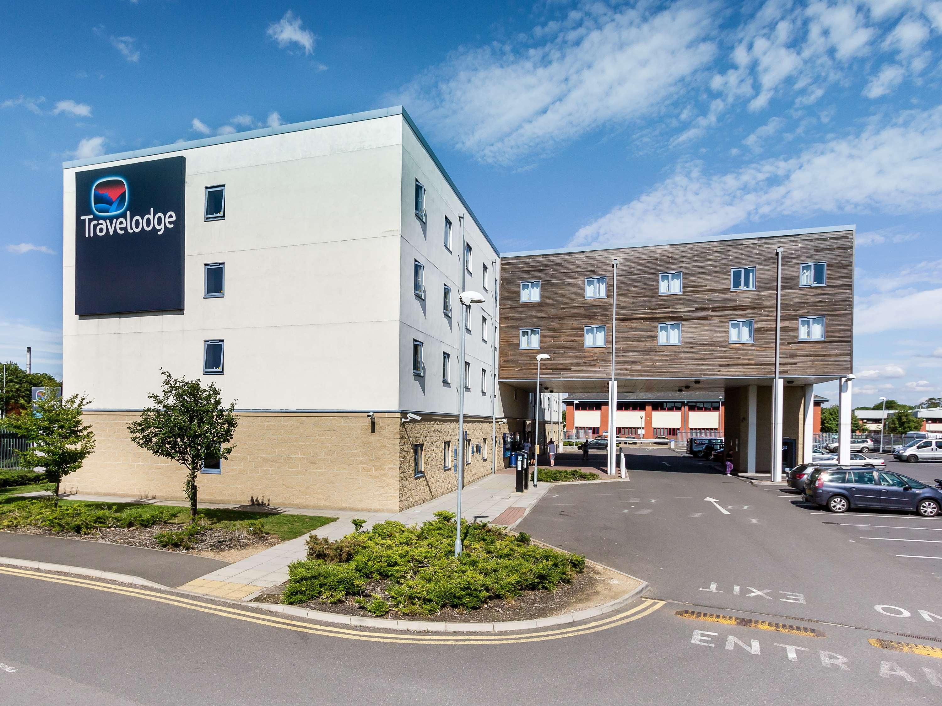 Vista Exterior Travelodge Sunbury M3