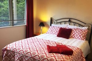 Alquiler Vacacional - 2 seperate sleeping areas, kitchenette & pool. Good for families and groups.