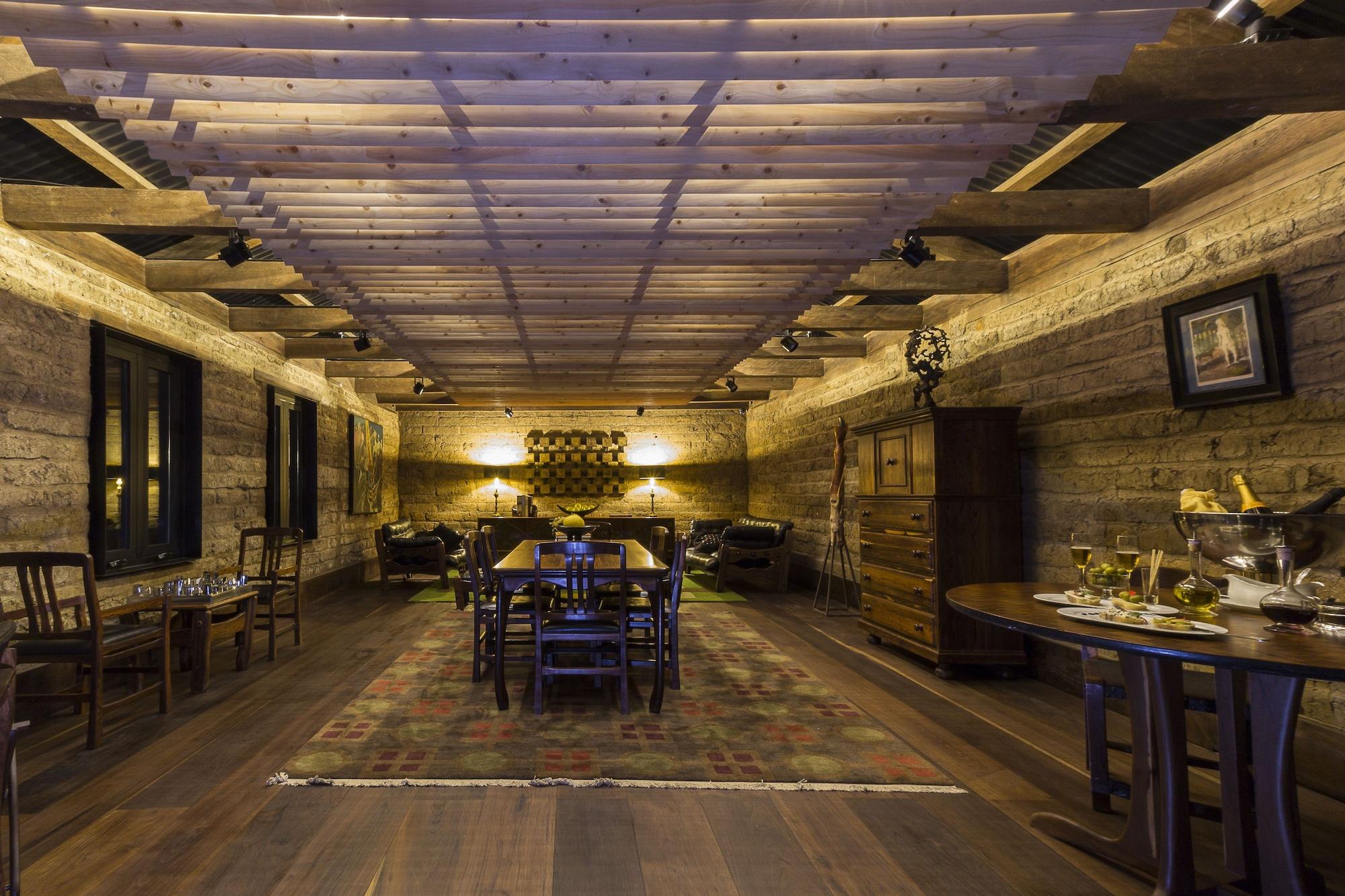 Bar/Salón Uvence Arte + Hotel