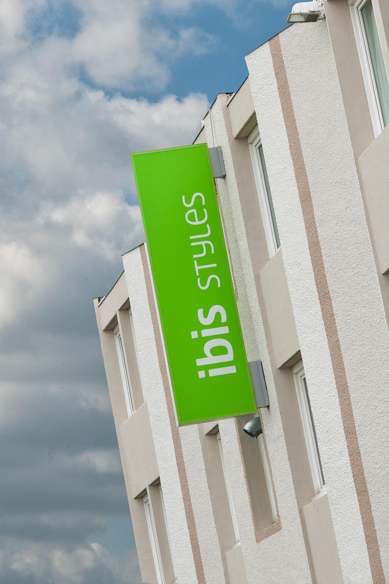 Vista Exterior ibis Styles Rouen Nord Barentin