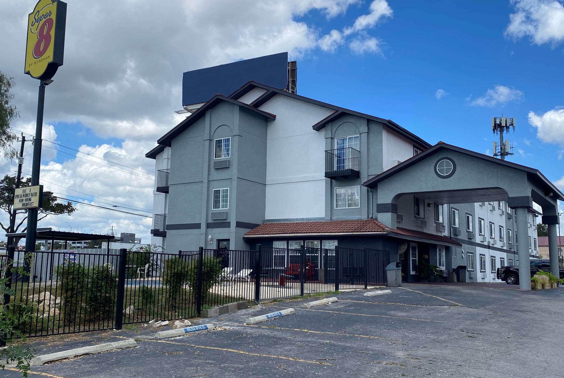 Vista Exterior Super 8 by Wyndham San Antonio/Fiesta