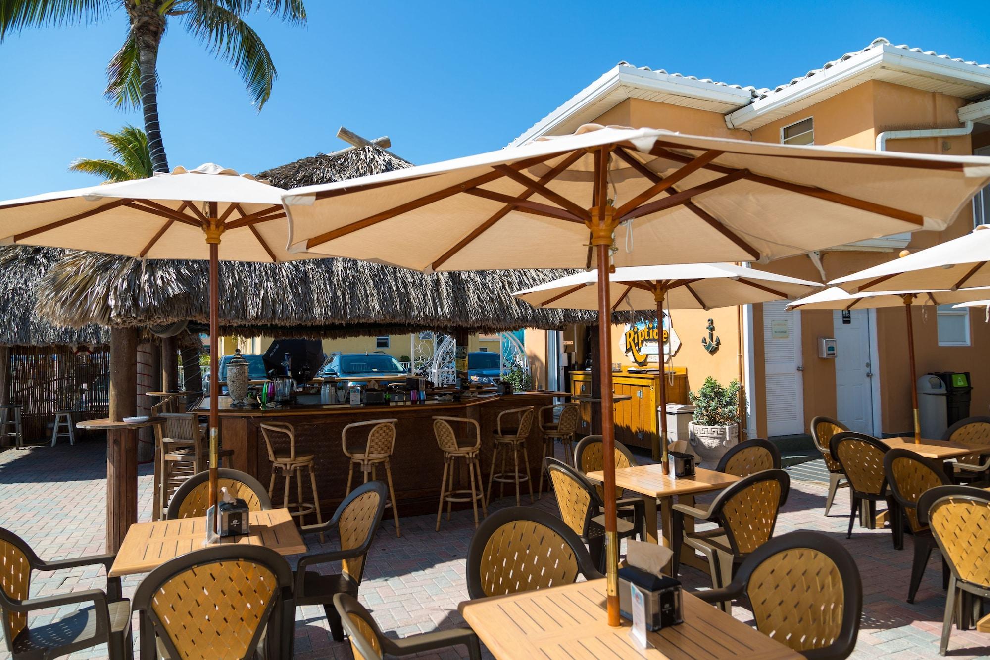 Bar/Salón Riptide Oceanfront Hotel