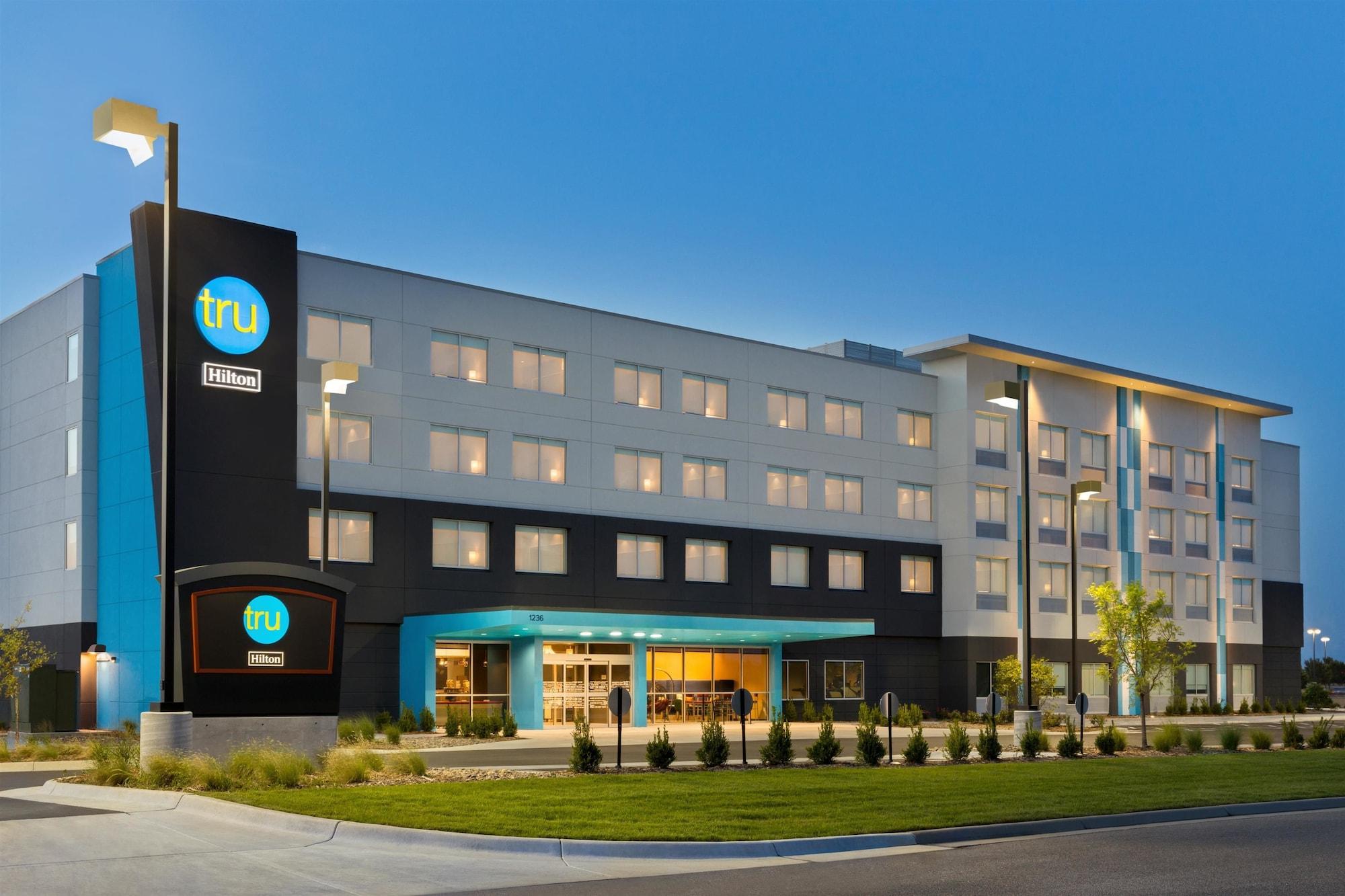 Vista Exterior Tru by Hilton Wichita Northeast