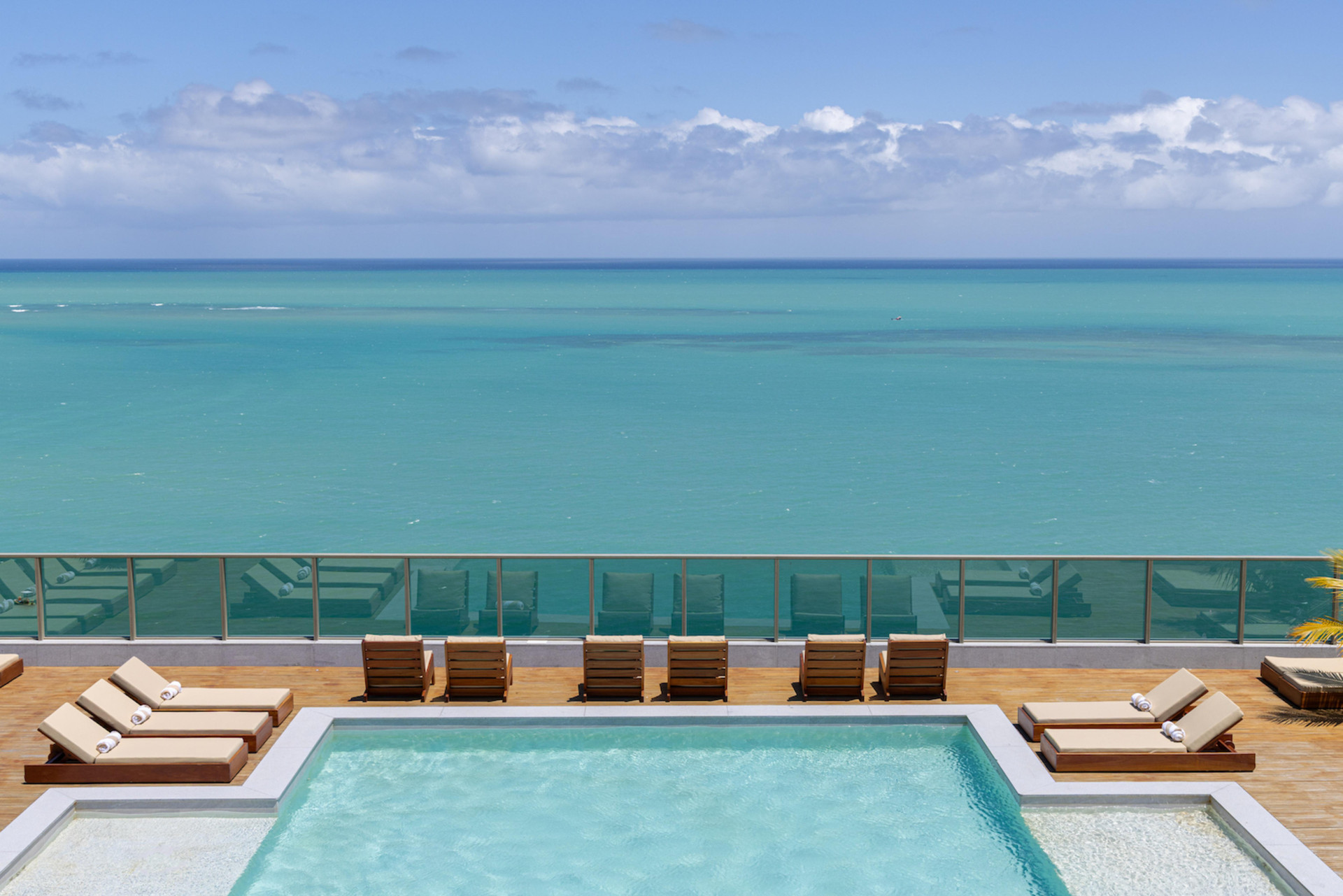 Vista Piscina Sais Beach Living Hotel