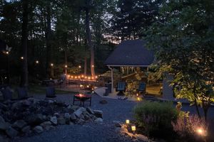 Alquiler Vacacional - Cottage style cabin, pet friendly, on 4 wooded acres. Sleeps 6-12 people.
