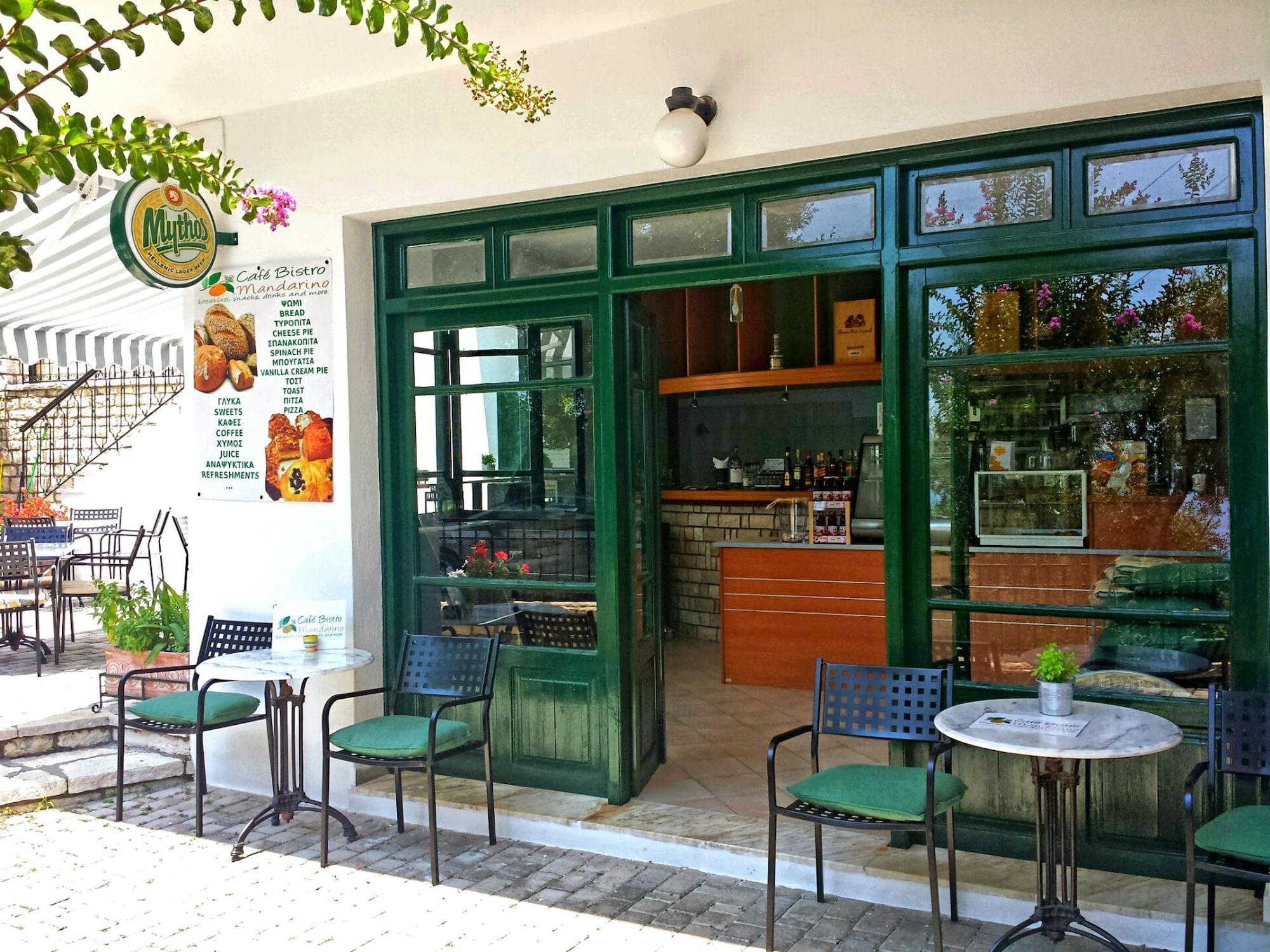 Bar/Salón Spiros Studios