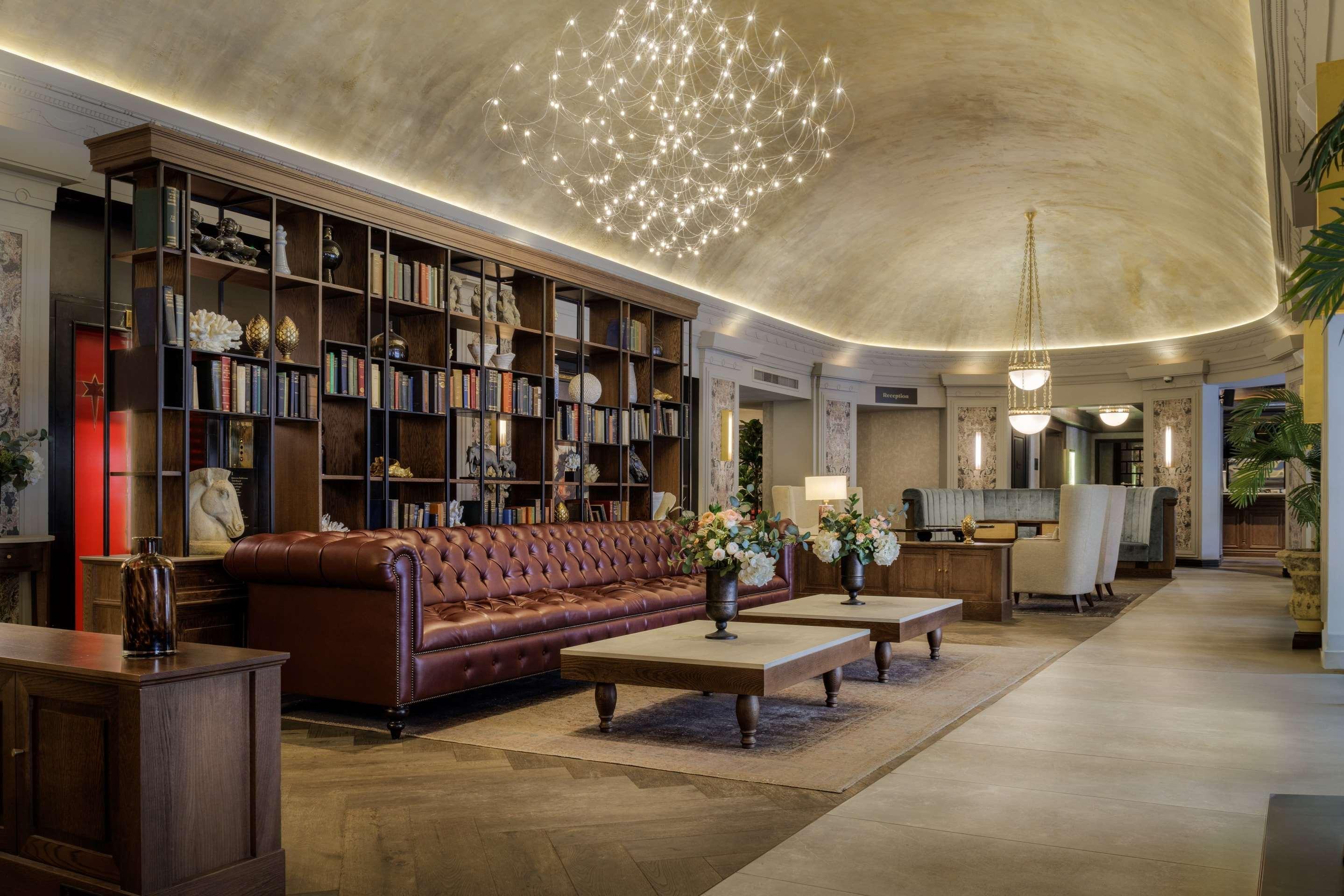 Vista Lobby The Queens Hotel