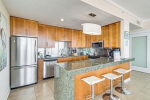 Alquiler Vacacional - Walk to Beach: Luxury Biloxi Condo w/ Pool Access!