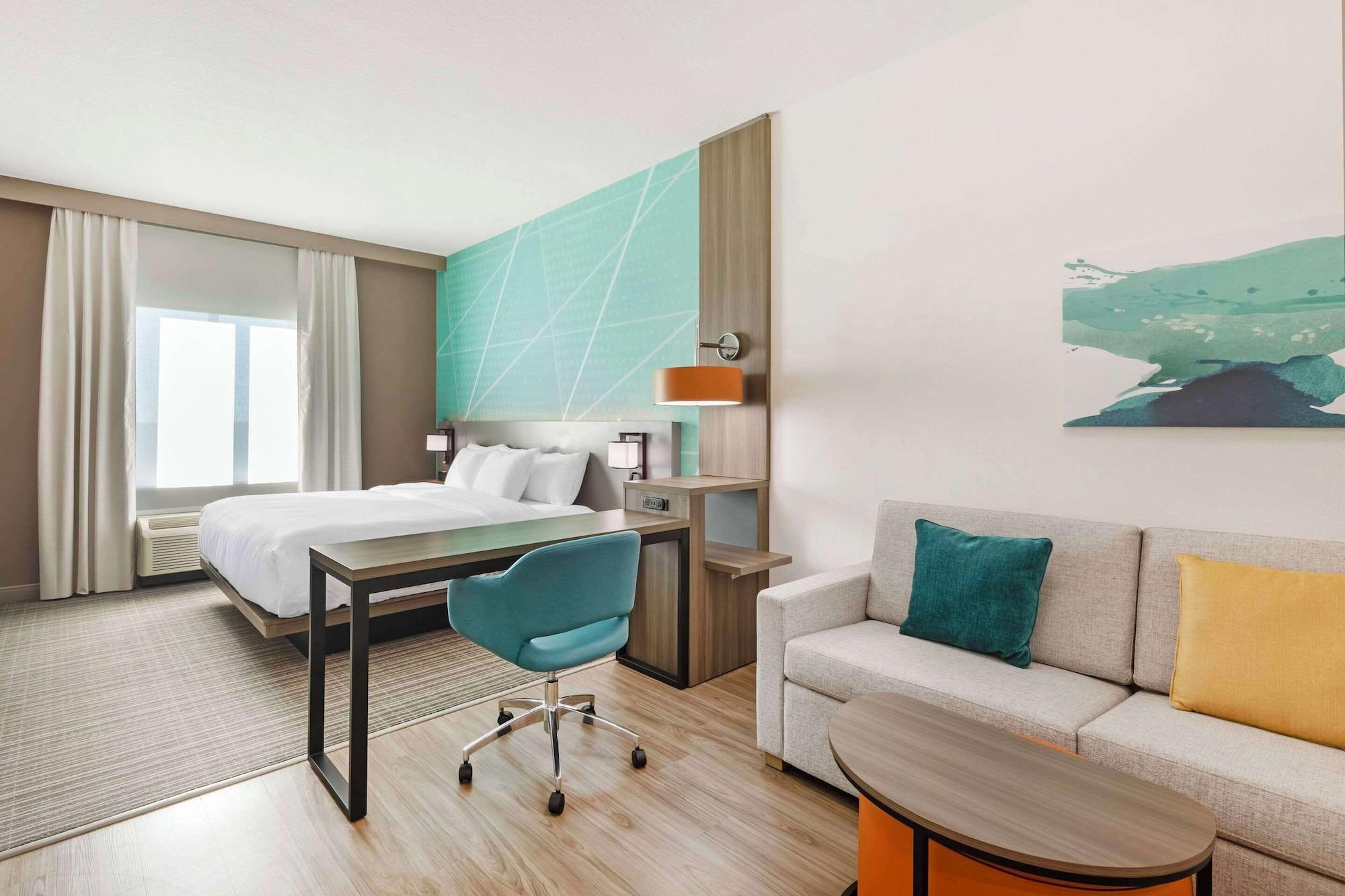 Habitación Comfort Suites Titusville near Kennedy Space Center