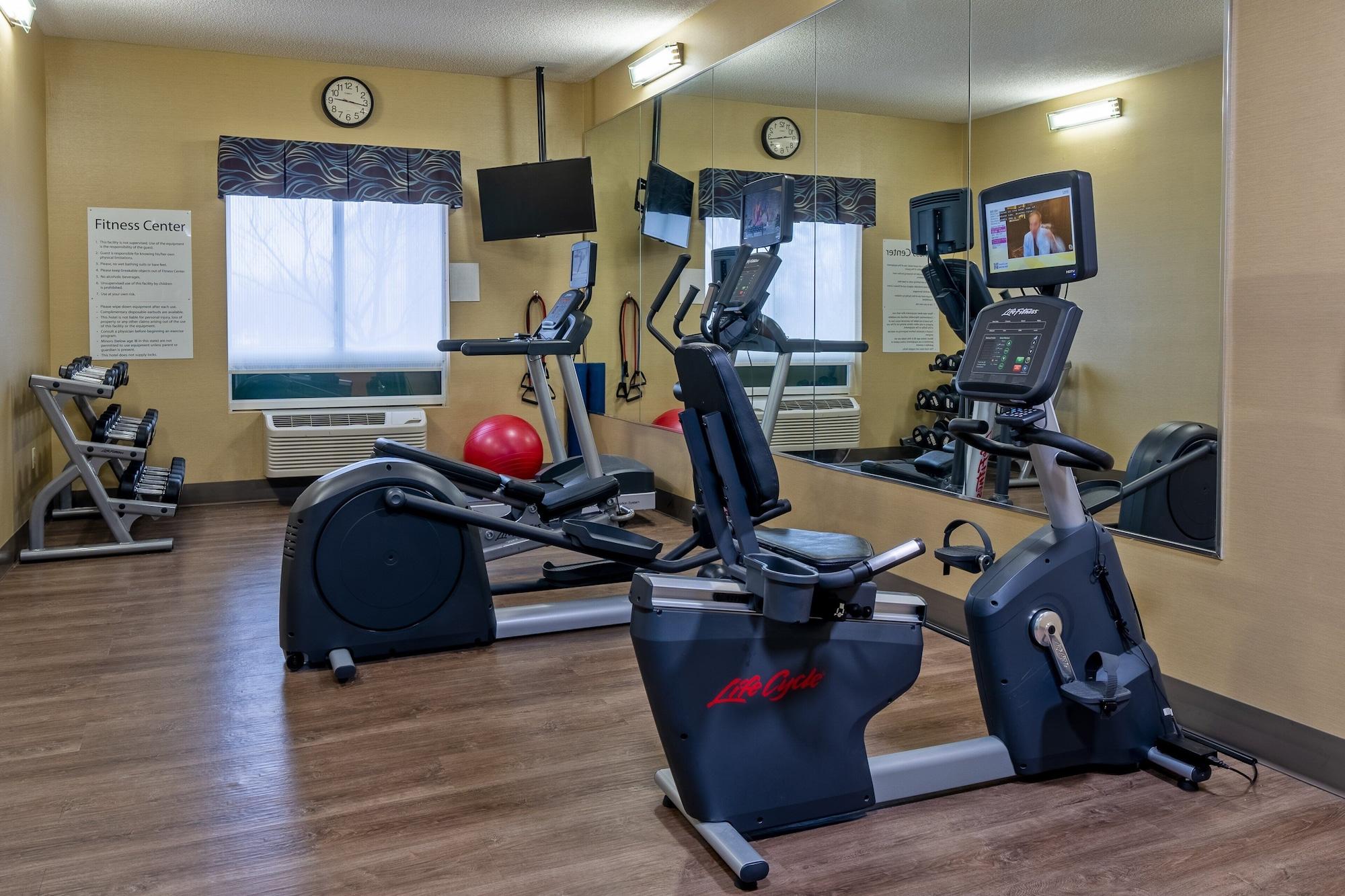Gimnasio Holiday Inn Express Hotel & Suites Woodbridge by IHG