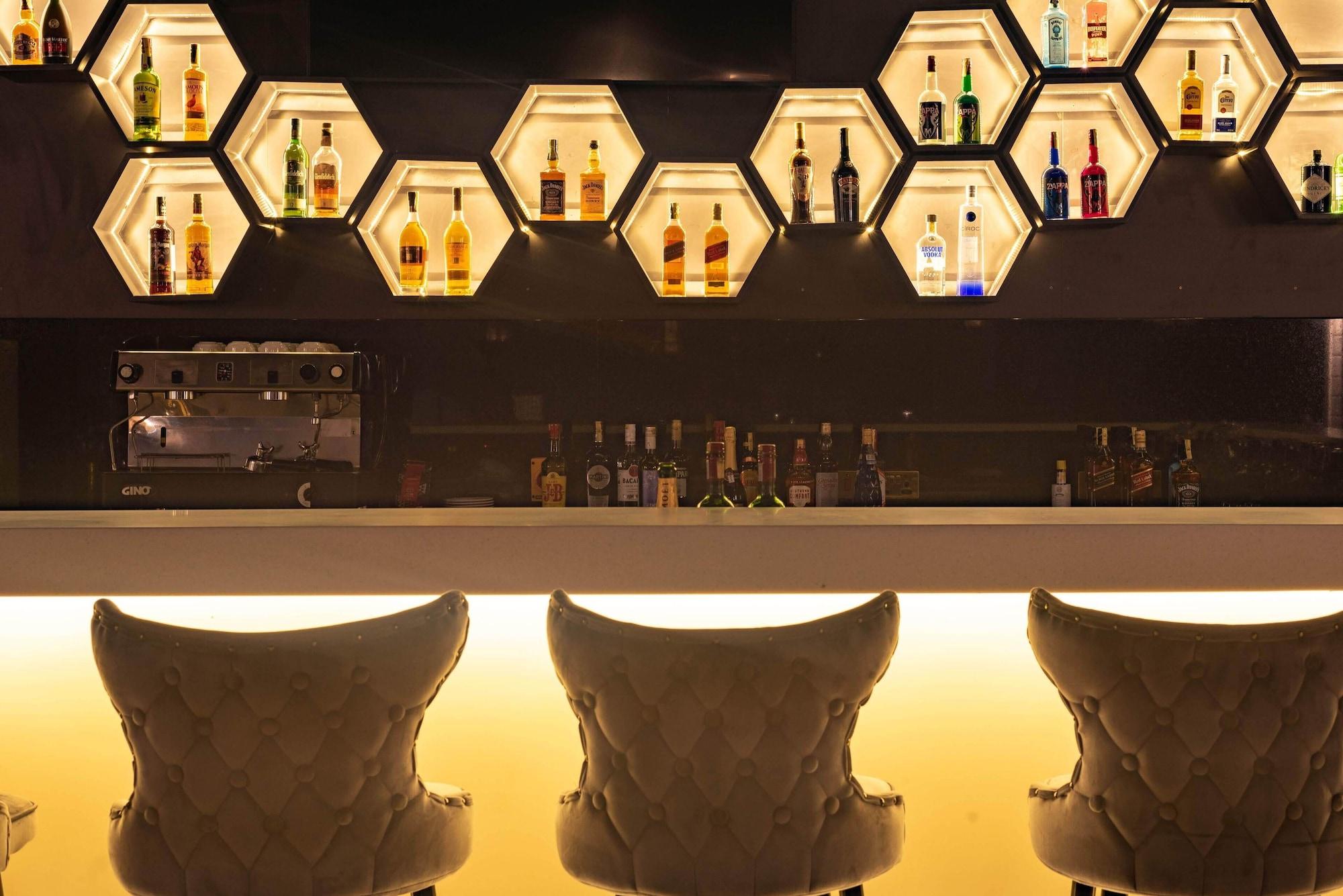 Bar/Salón Cysuites Apartment Hotel