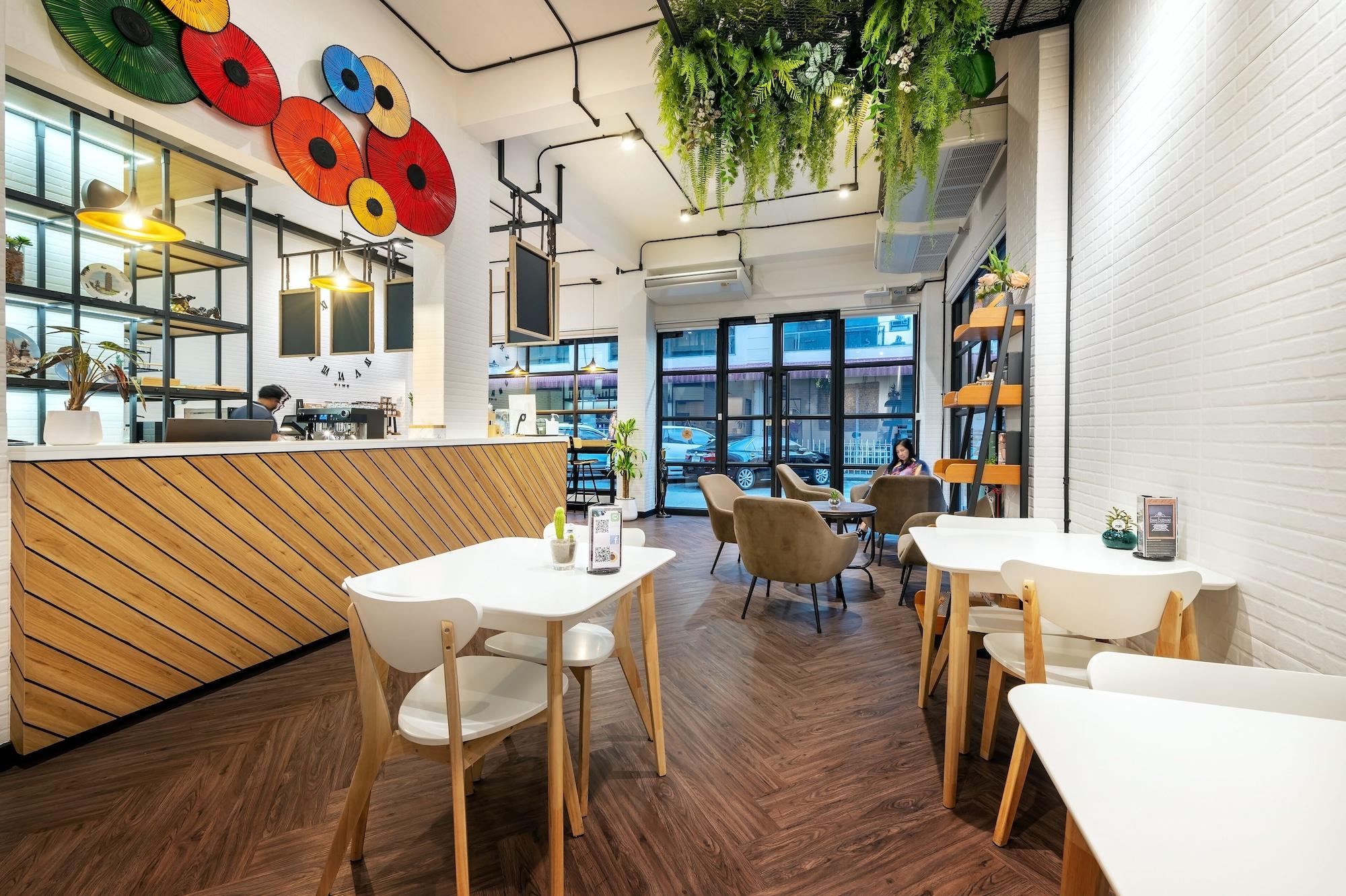 Vista Lobby Siam Subway Hostel and Café