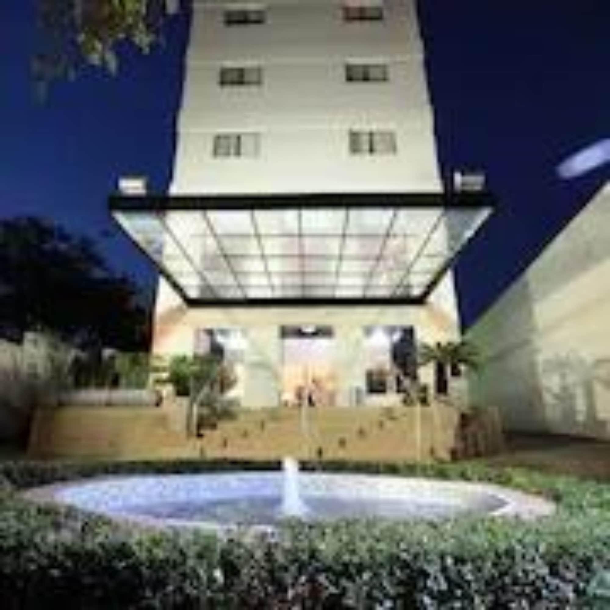 Vista Exterior Oasis Tower Hotel