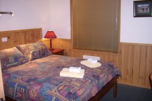 Alquiler Vacacional - Self contained cottage in 8 acres of amazing gardens adjoining the Ovens River