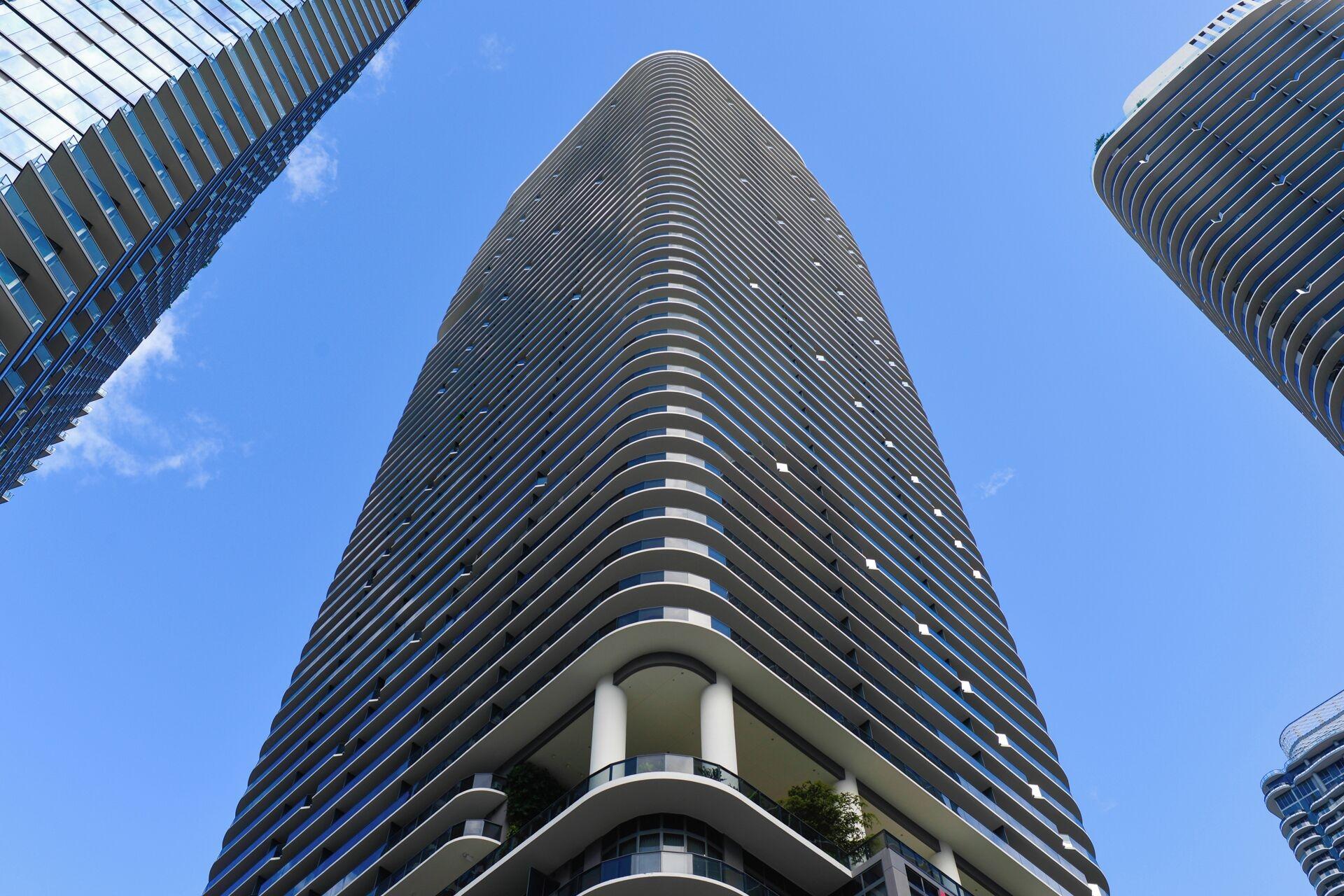 Vista Exterior SLS Lux King Suite