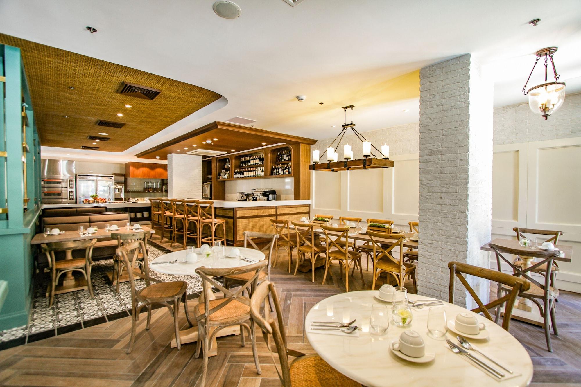 Restaurant Feliz Hotel Boracay Managed by Enderun Hotels