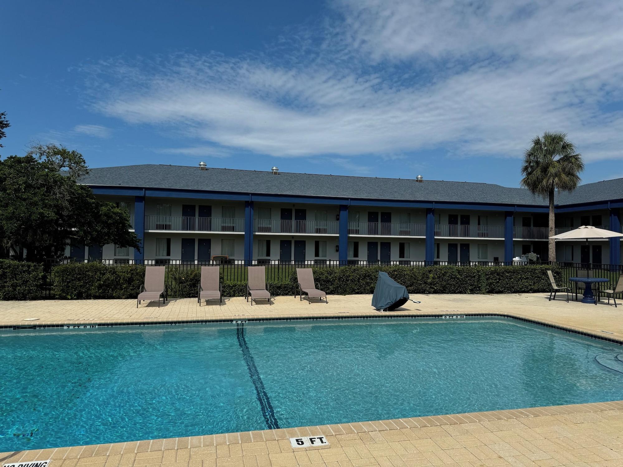 Vista Exterior Days Inn by Wyndham Crystal River
