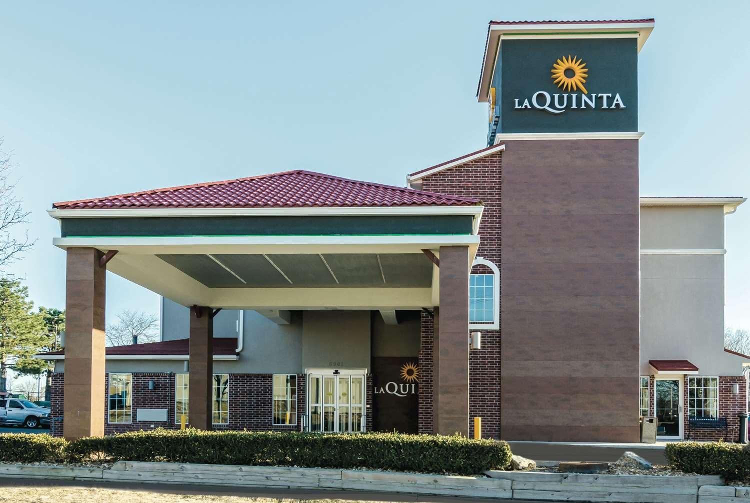 Vista Exterior La Quinta Inn & Suites Kansas City Airport