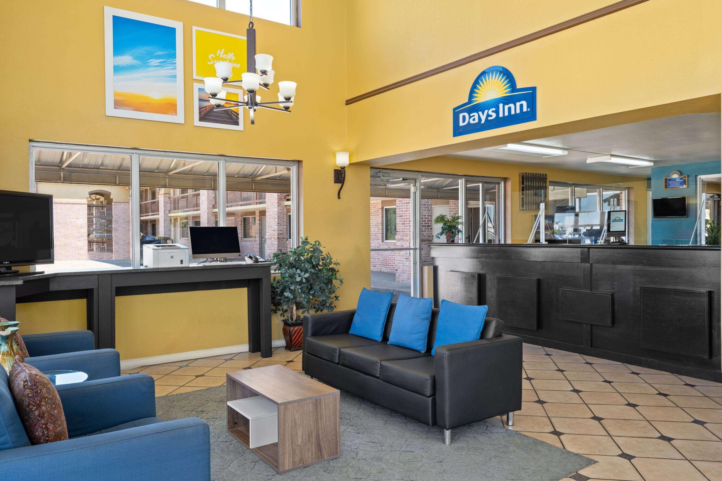Vista Lobby Days Inn by Wyndham Conway