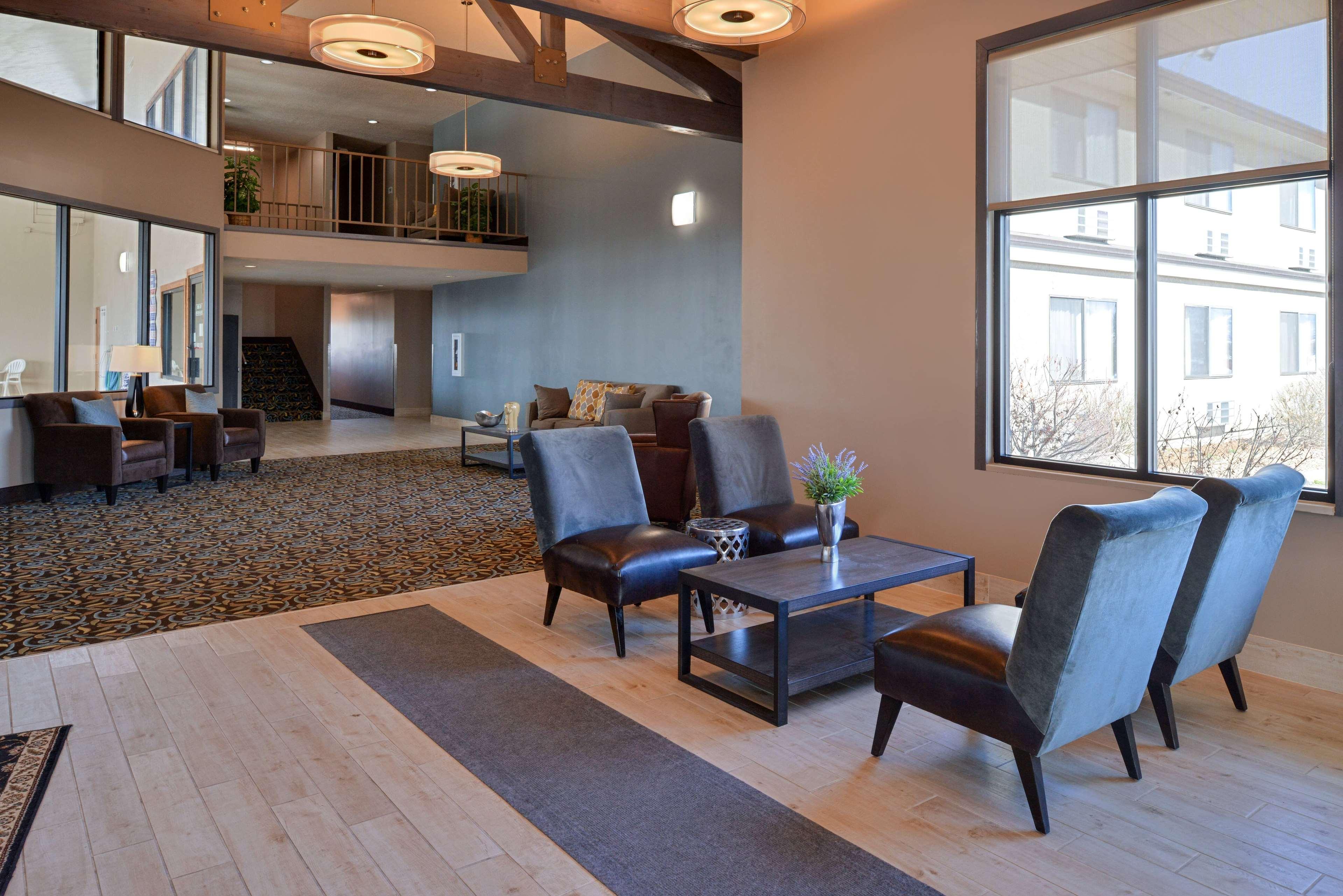 Vista Lobby Wingate by Wyndham Beaver I-15