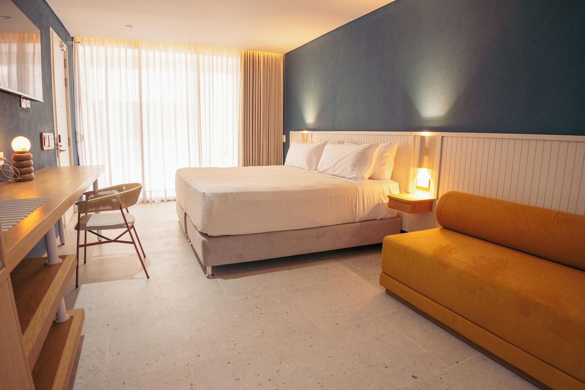 Varios Zapadilly Tree Hotel