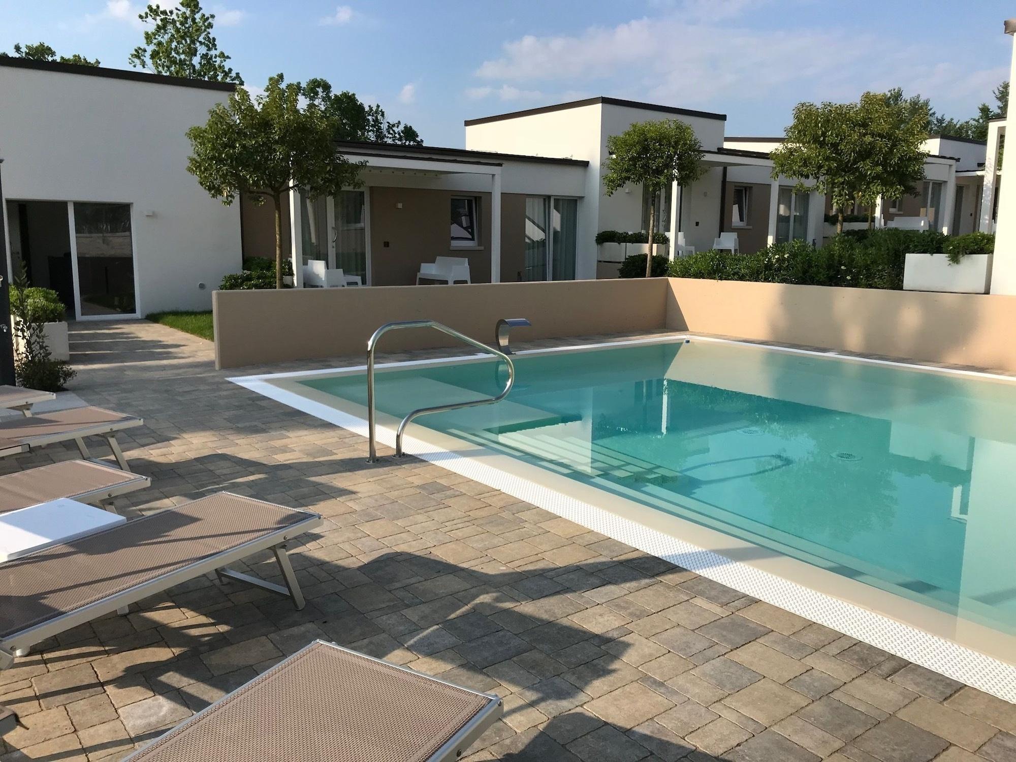 Varios Aurora ApartHotel