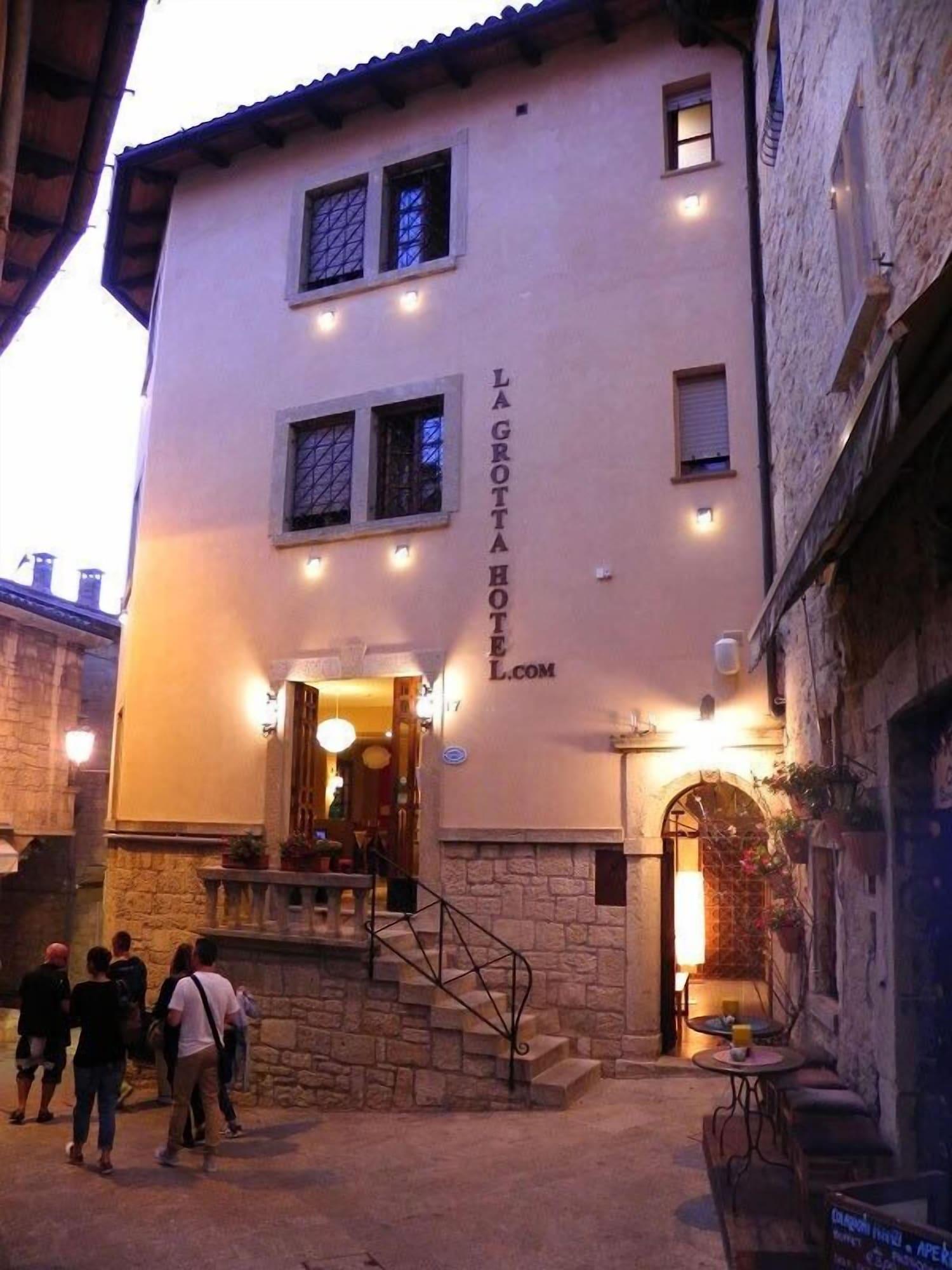 Vista Exterior Hotel La Grotta