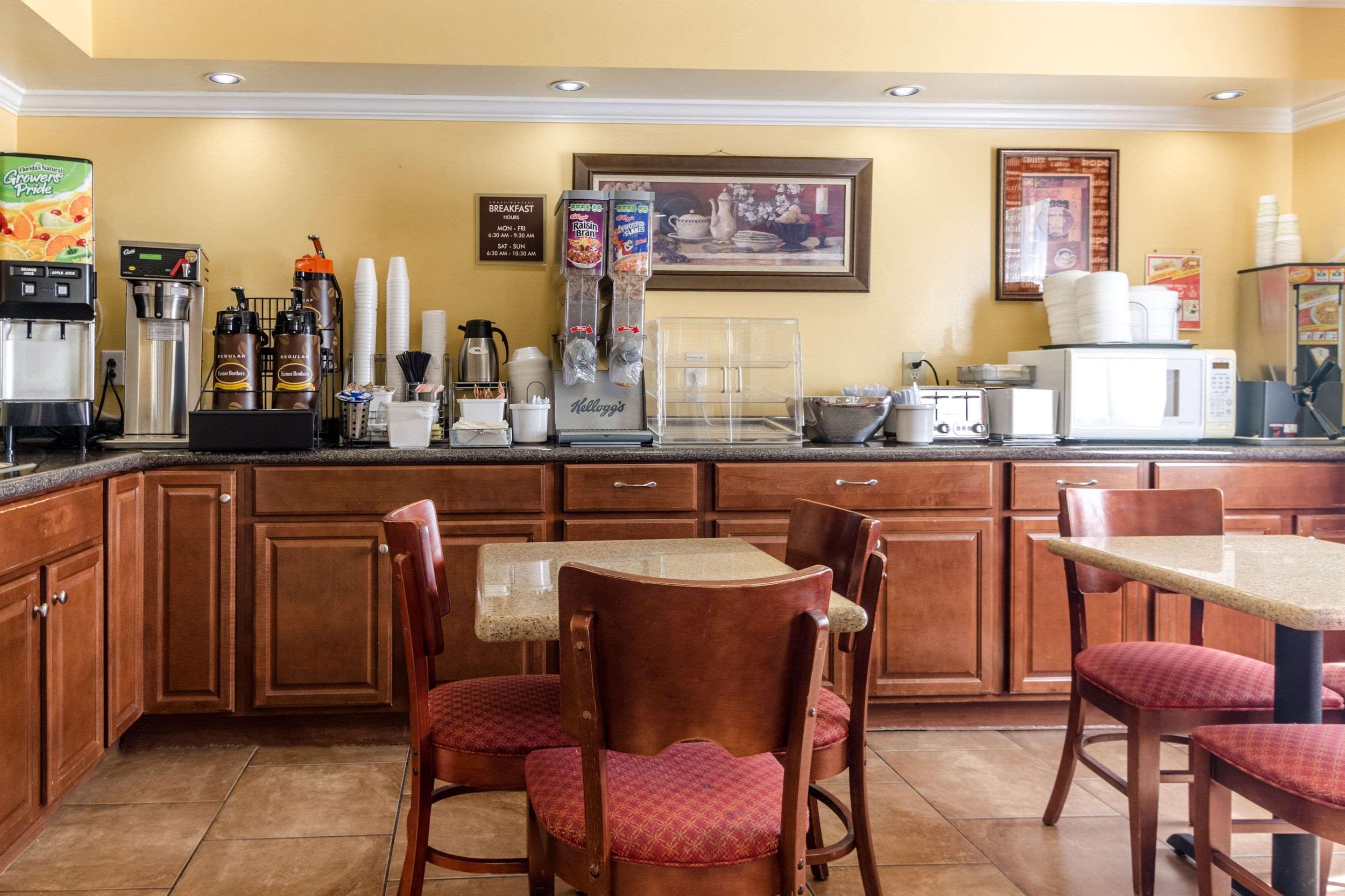Restaurant Rodeway Inn & Suites Jacksonville near Camp Lejeune