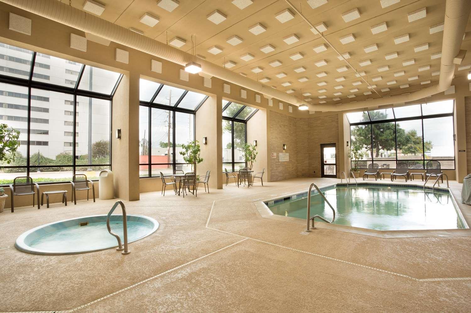 Vista da piscina Drury Inn & Suites Houston West/Energy Corridor
