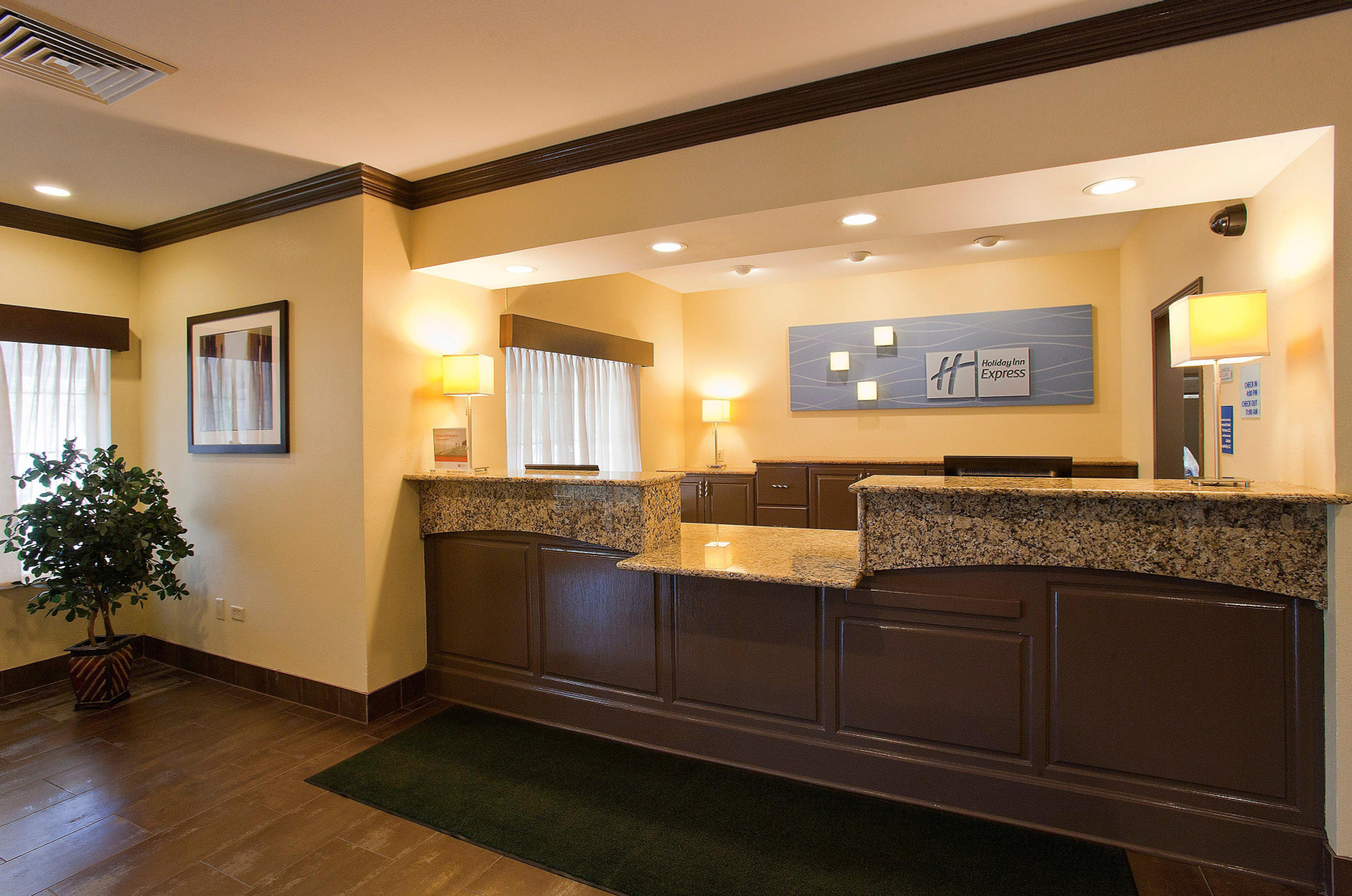 Vista Lobby Holiday Inn Express & Suites Chicago-Deerfield/Lincolnshire by IHG