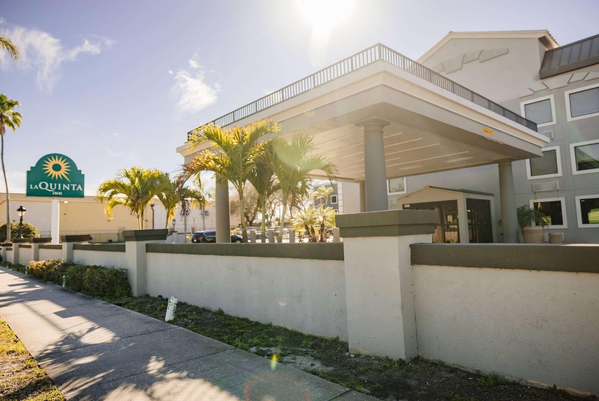 Vista Exterior La Quinta Inn by Wyndham Tampa Near Busch Gardens